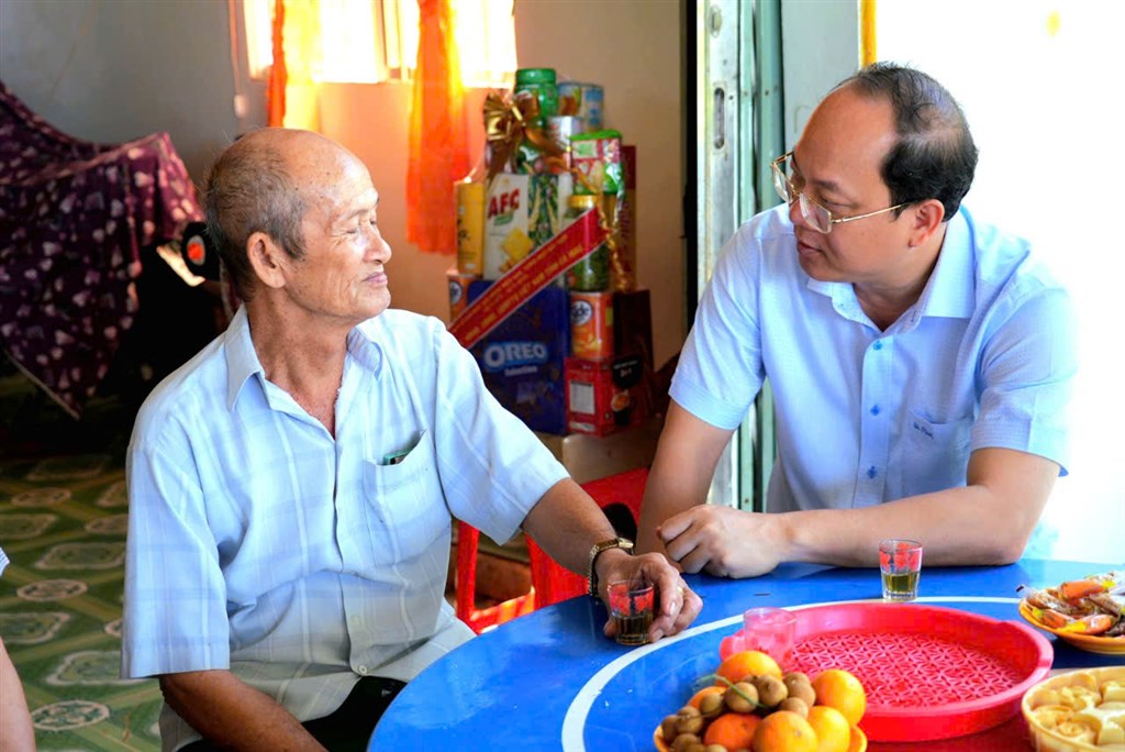 B&iacute; thư Tỉnh ủy C&agrave; Mau Nguyễn Hồ Hải &acirc;n cần thăm hỏi gia đ&igrave;nh c&oacute; c&ocirc;ng với c&aacute;ch mạng- Ảnh 2.