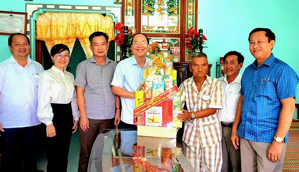 B&iacute; thư Tỉnh ủy C&agrave; Mau Nguyễn Hồ Hải &acirc;n cần thăm hỏi gia đ&igrave;nh c&oacute; c&ocirc;ng với c&aacute;ch mạng- Ảnh 1.