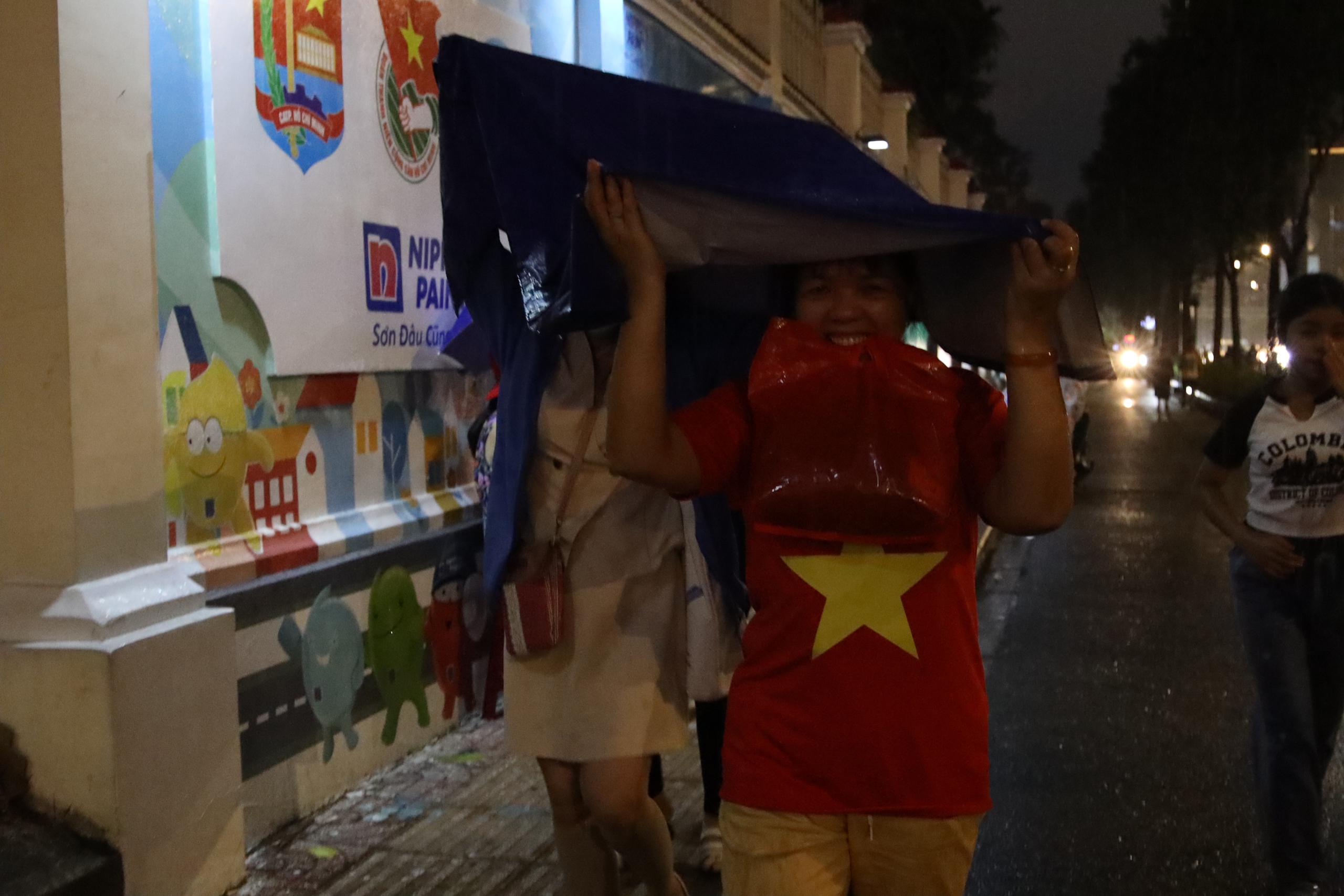 TP HCM bất ngờ mưa lớn, người d&acirc;n vẫn h&aacute;o hức chờ sơ duyệt diễu binh, diễu h&agrave;nh - Ảnh 4.