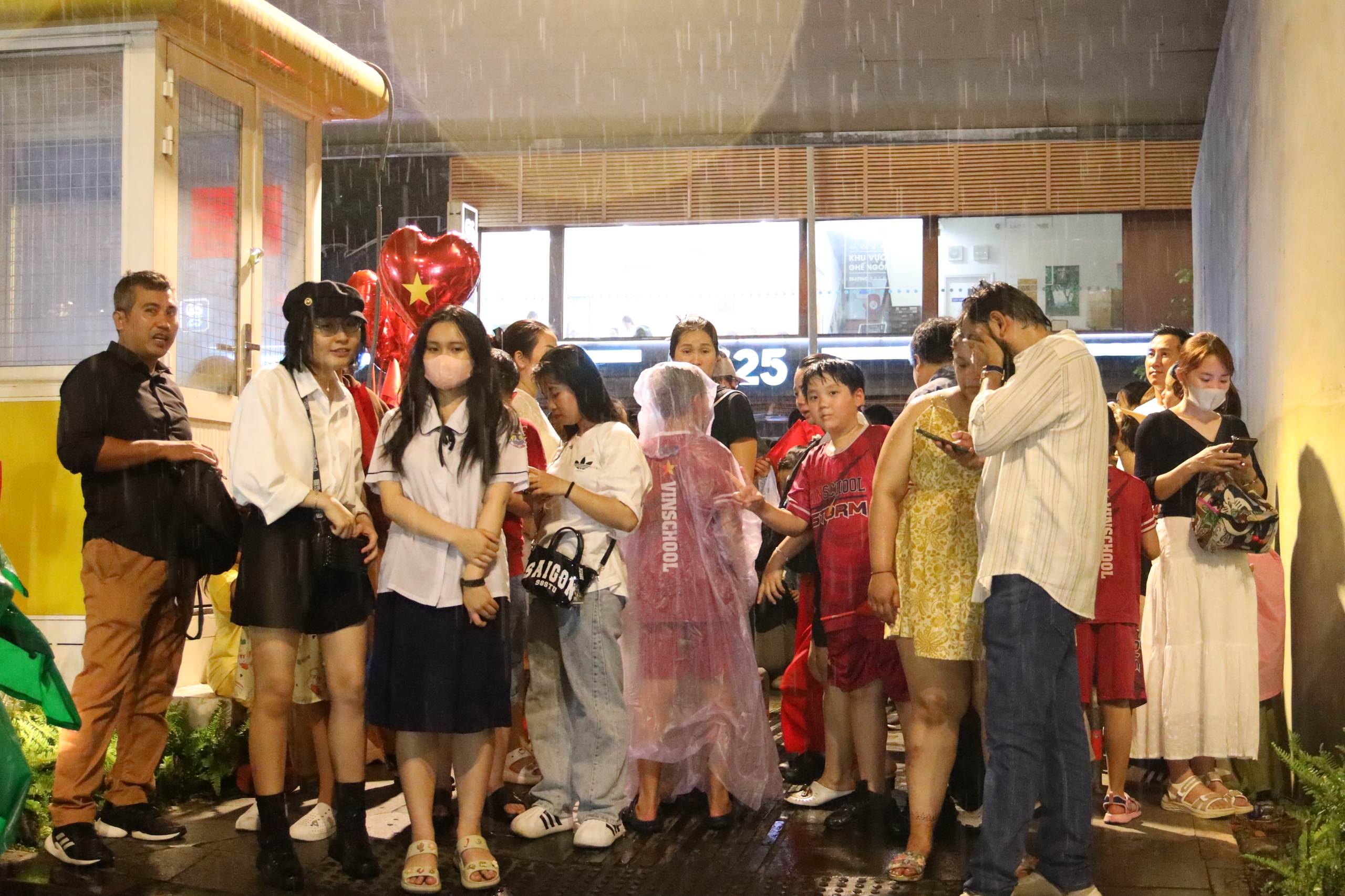 TP HCM bất ngờ mưa lớn, người d&acirc;n vẫn h&aacute;o hức chờ sơ duyệt diễu binh, diễu h&agrave;nh - Ảnh 1.