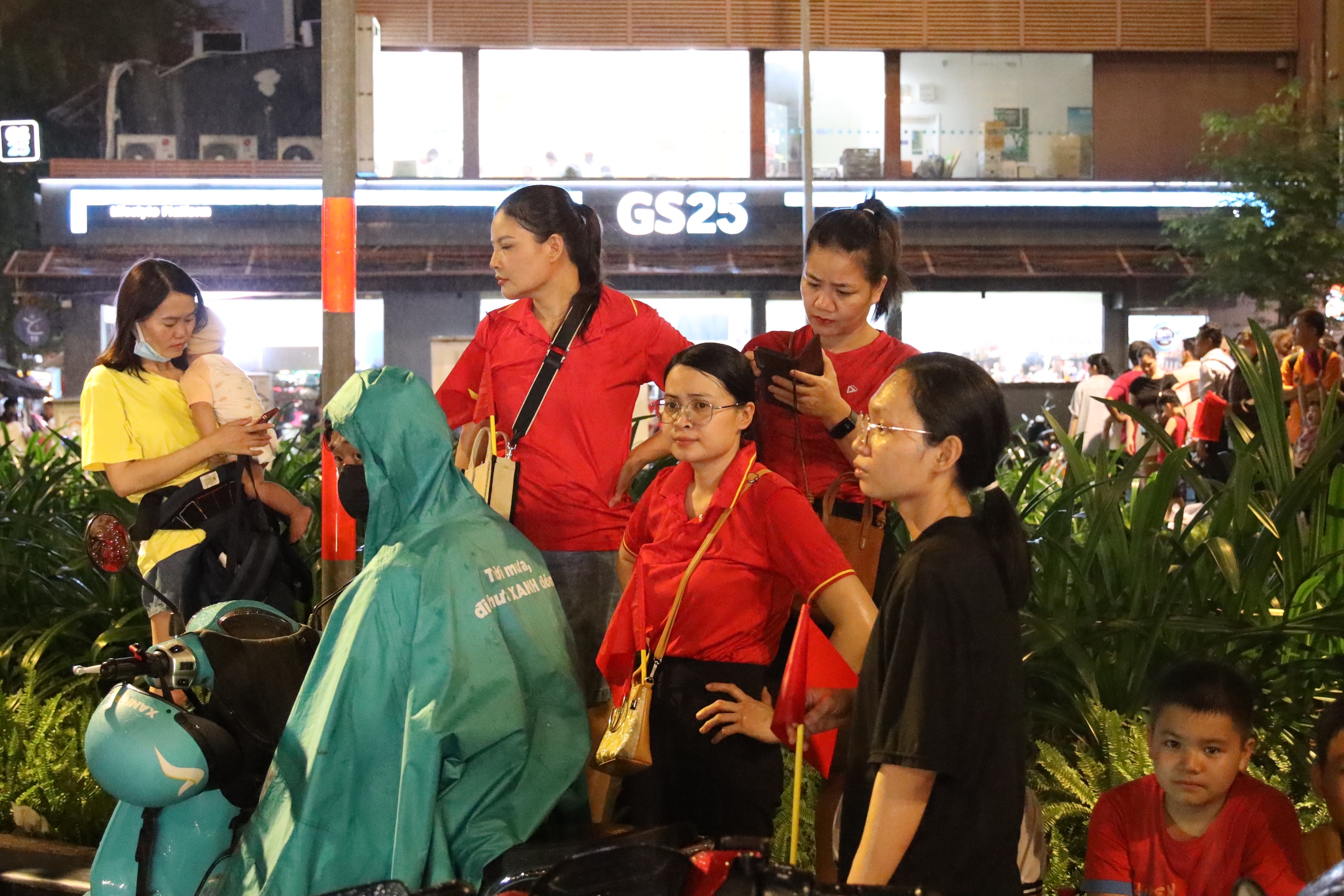 TP HCM bất ngờ mưa lớn, người d&acirc;n vẫn h&aacute;o hức chờ sơ duyệt diễu binh, diễu h&agrave;nh - Ảnh 6.