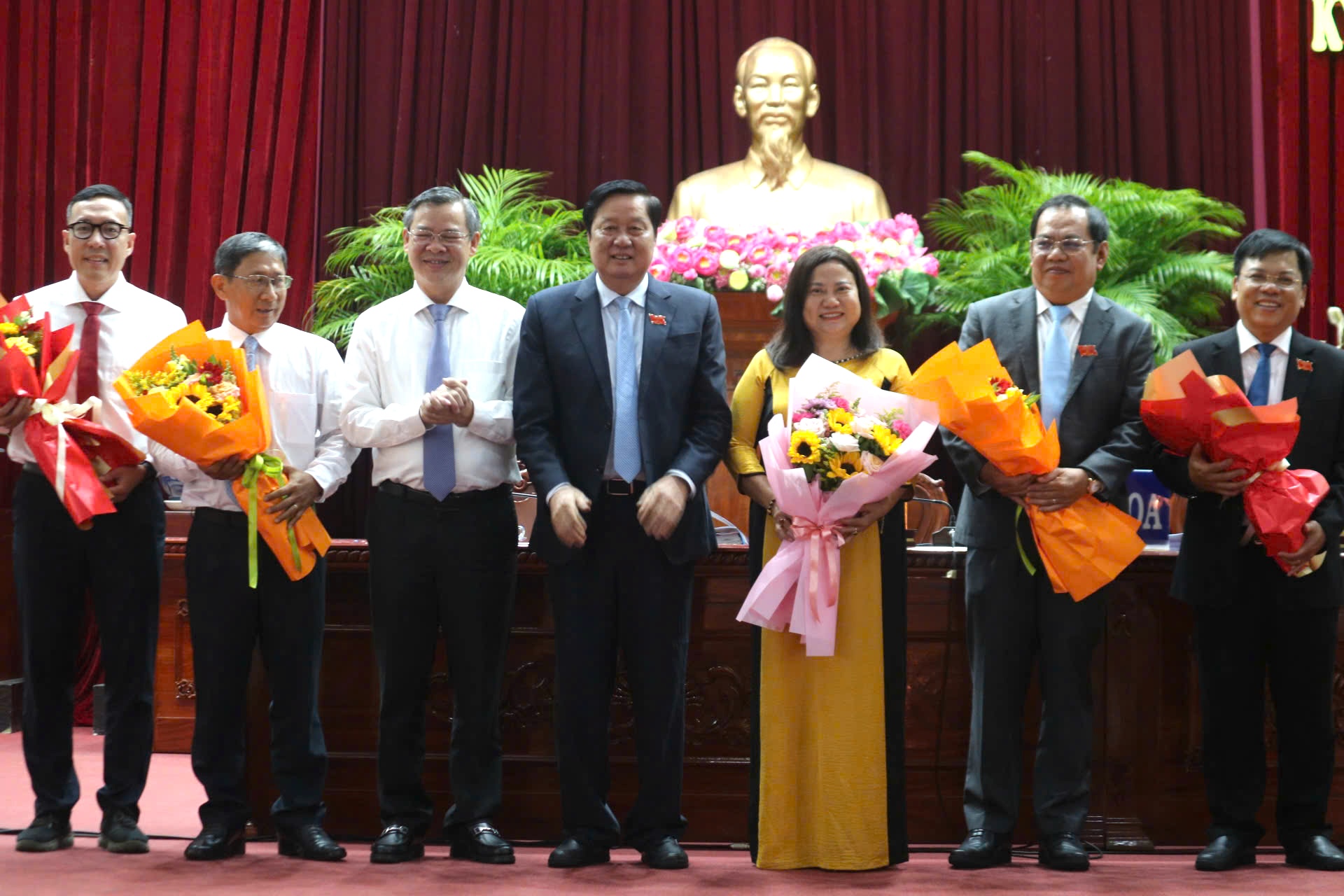 Cần Thơ miễn nhiệm ủy viên UBND thành phố đối với 5 nguyên giám đốc sở - Ảnh 2.