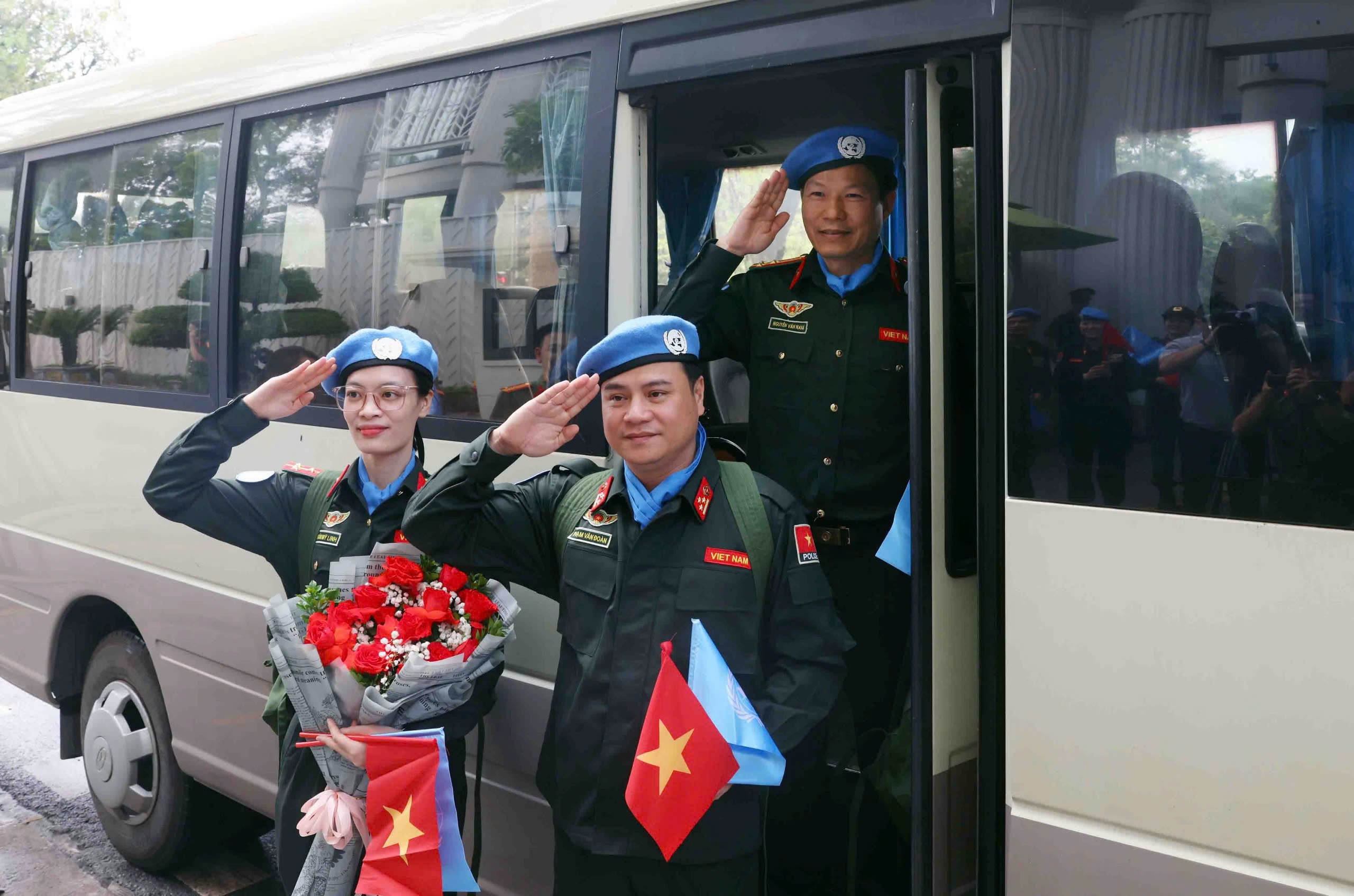 Ba sĩ quan c&ocirc;ng an l&ecirc;n đường l&agrave;m nhiệm vụ g&igrave;n giữ h&ograve;a b&igrave;nh Li&ecirc;n hợp quốc- Ảnh 4.