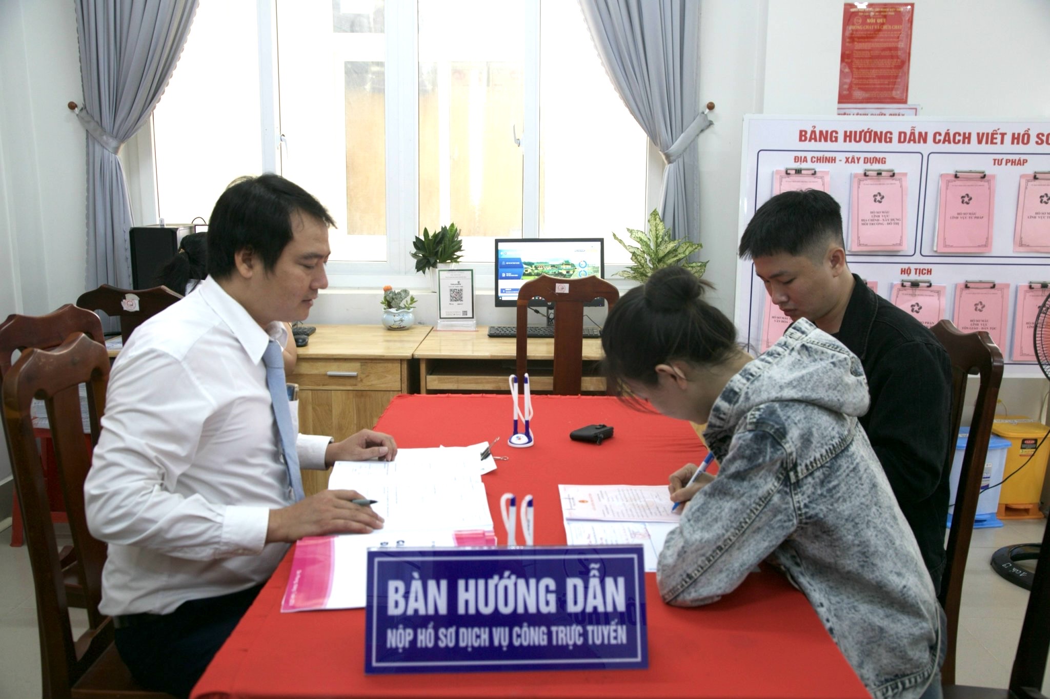 Xem x&eacute;t bố tr&iacute; hơn 1.900 c&aacute;n bộ d&ocirc;i dư ở Đồng Nai sau sắp xếp l&agrave;m việc ở ấp, khu phố  - Ảnh 1.