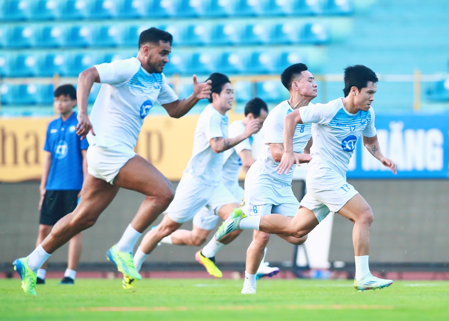 Tiền đạo Nguyễn Xu&acirc;n Son gắn b&oacute; với Nam Định FC đến năm 2031 - Ảnh 2.