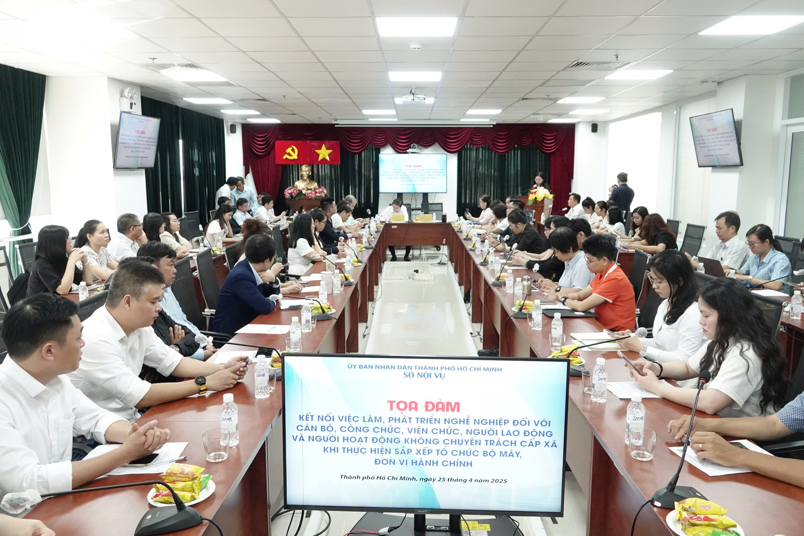 TP HCM: B&agrave;n c&aacute;ch kết nối việc l&agrave;m hiệu quả cho c&aacute;n bộ bị tinh giản- Ảnh 1.