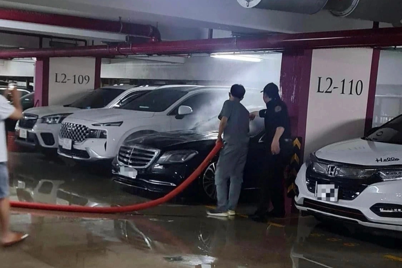 Vụ Duy Mạnh cháy xe: Động thái bất ngờ của Công ty Mercedes‑Benz Việt Nam- Ảnh 1.