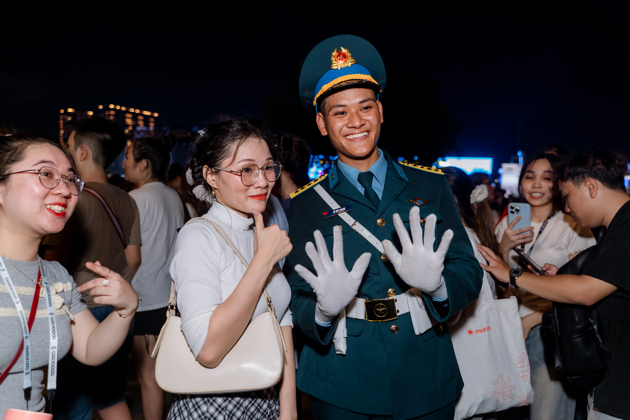VIDEO: Bộ đội được "bao vây" trong vòng tay dân sau buổi sơ duyệt diễu binh, diễu hành- Ảnh 6.
