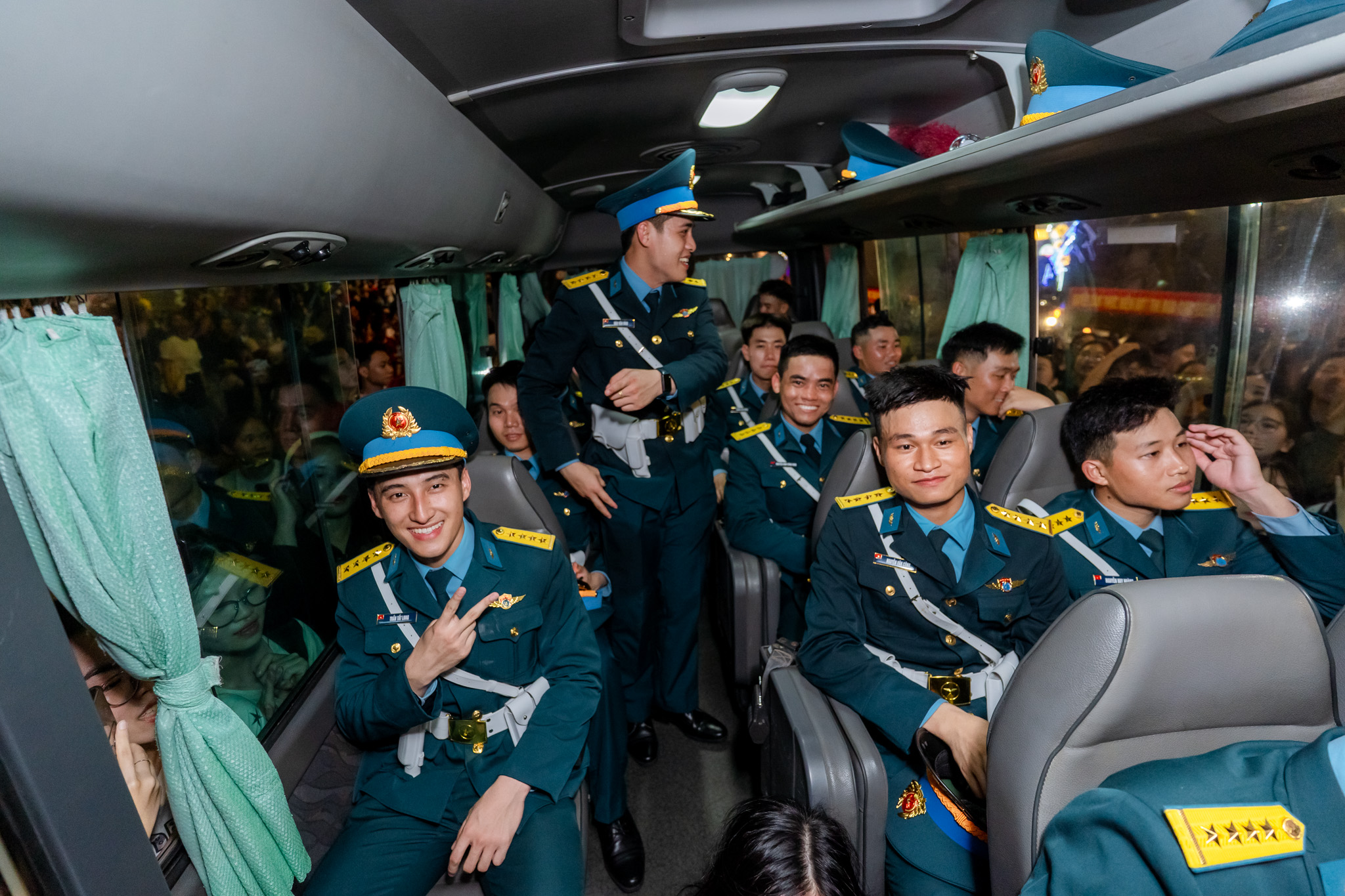 VIDEO: Bộ đội được "bao vây" trong vòng tay dân sau buổi sơ duyệt diễu binh, diễu hành- Ảnh 5.