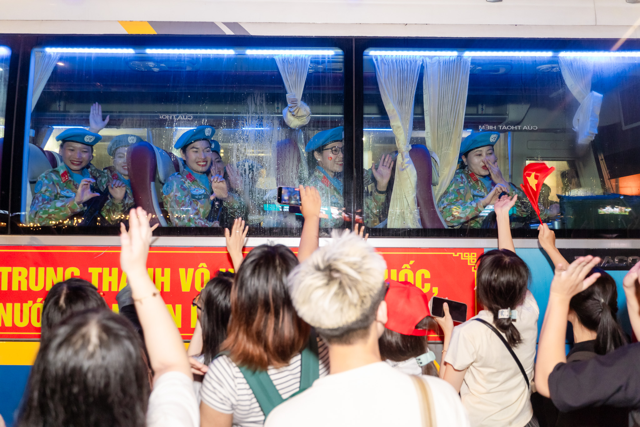 VIDEO: Bộ đội được "bao vây" trong vòng tay dân sau buổi sơ duyệt diễu binh, diễu hành- Ảnh 10.