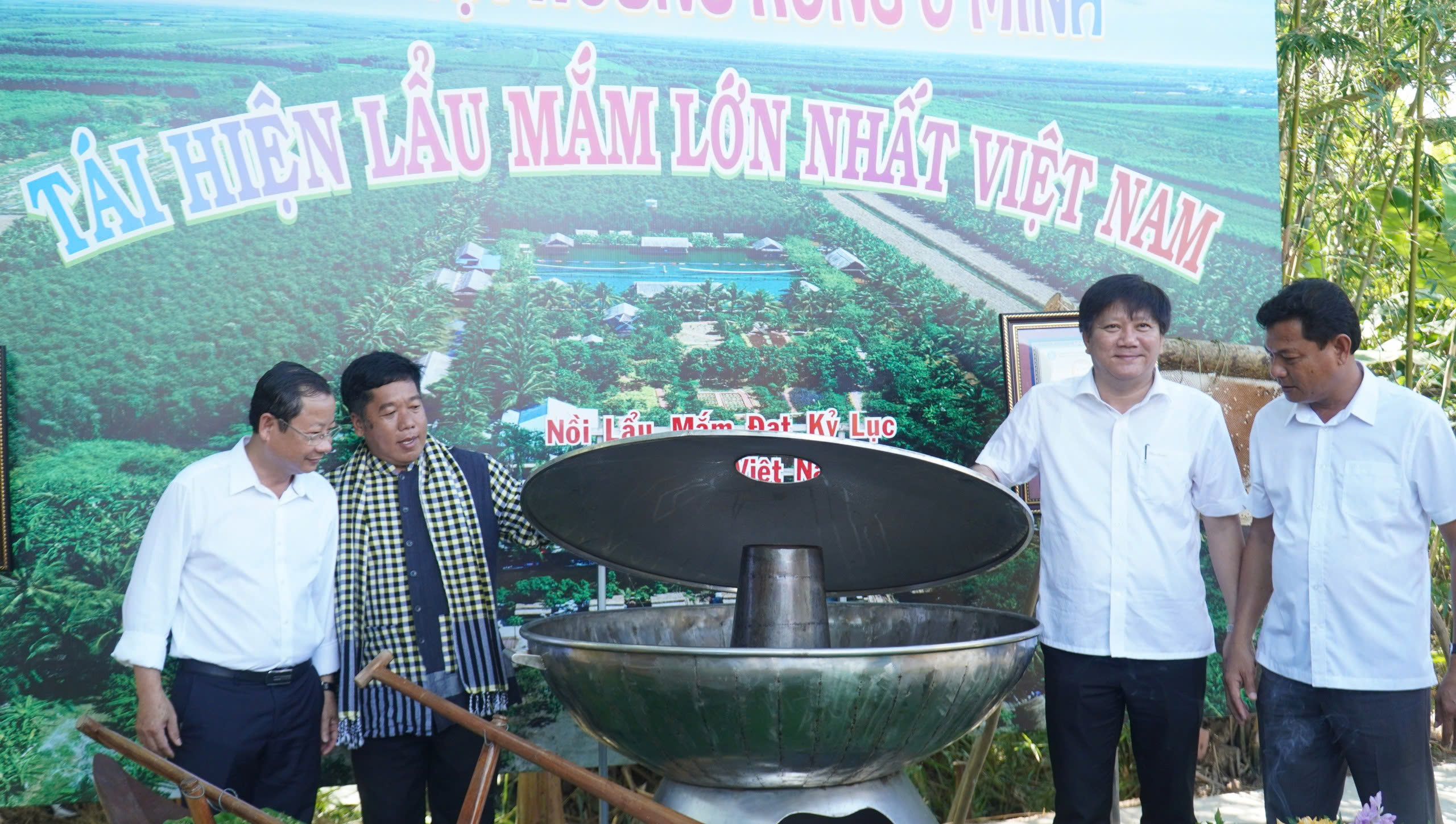 VIDEO: Tr&igrave;nh diễn chế biến lẩu mắm lớn nhất Việt Nam tại U Minh Hạ - Ảnh 11.