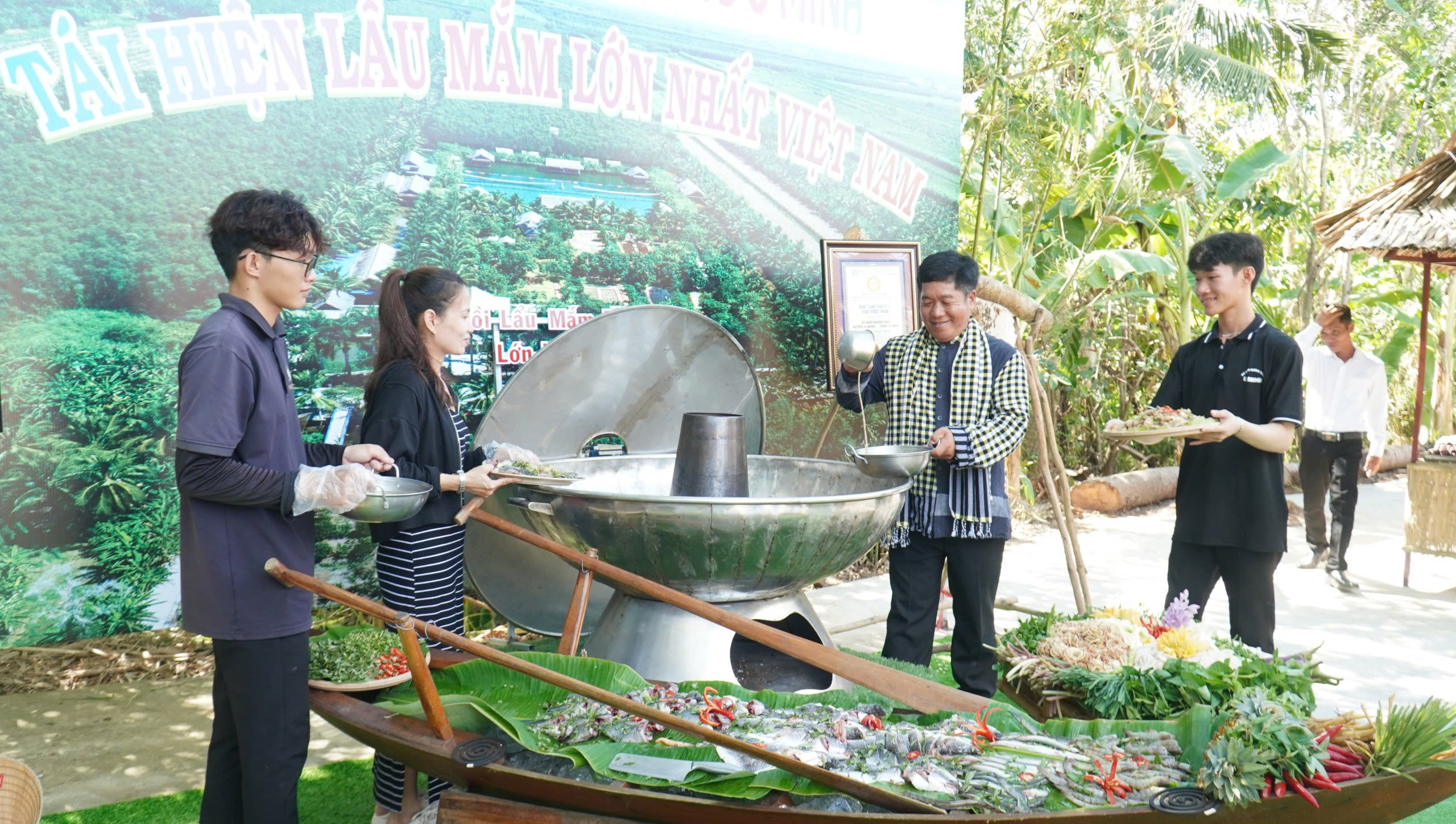 VIDEO: Tr&igrave;nh diễn chế biến lẩu mắm lớn nhất Việt Nam tại U Minh Hạ - Ảnh 12.