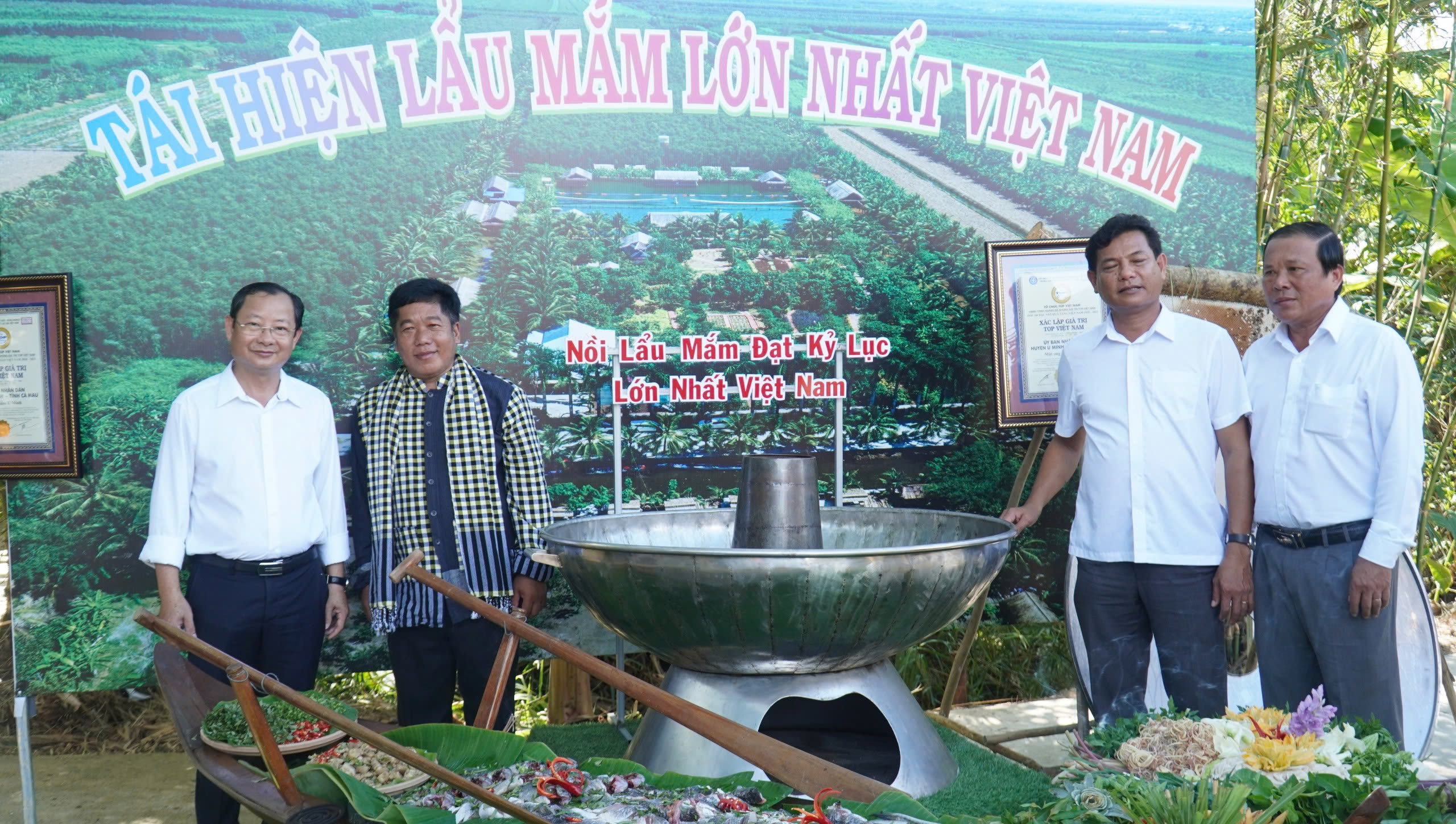 VIDEO: Tr&igrave;nh diễn chế biến lẩu mắm lớn nhất Việt Nam tại U Minh Hạ - Ảnh 14.