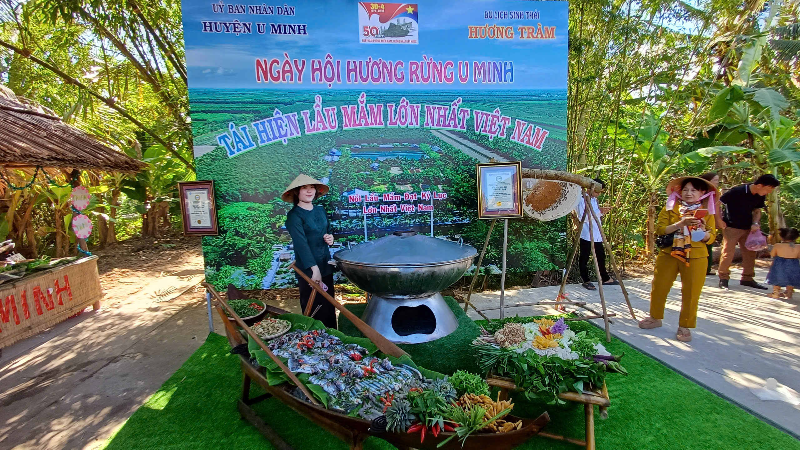 VIDEO: Tr&igrave;nh diễn chế biến lẩu mắm lớn nhất Việt Nam tại U Minh Hạ - Ảnh 10.