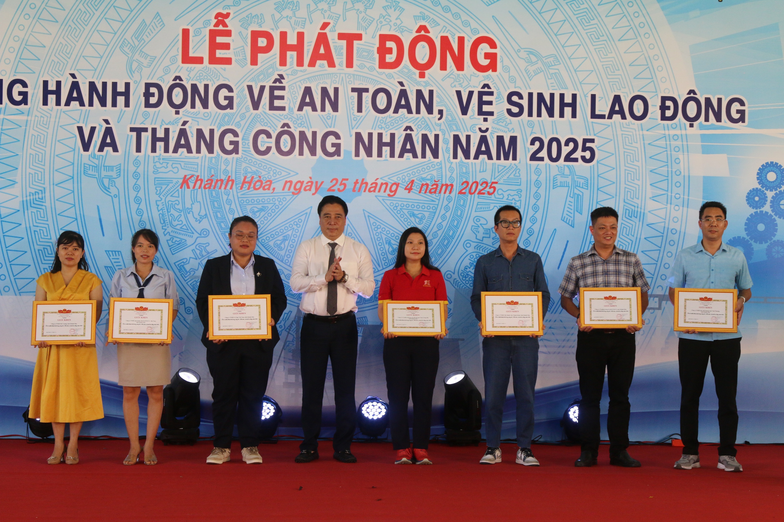 Báo Người Lao Động trao 30 suất hỗ trợ học tập tại Khánh Hoà- Ảnh 2.