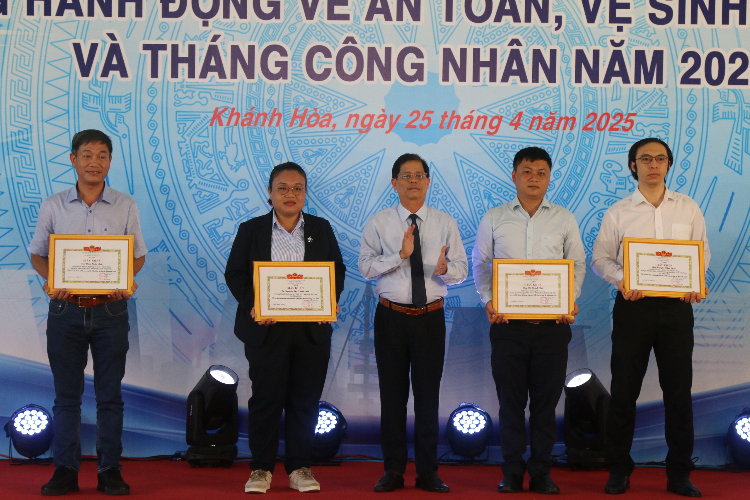 Báo Người Lao Động trao 30 suất hỗ trợ học tập tại Khánh Hoà- Ảnh 3.