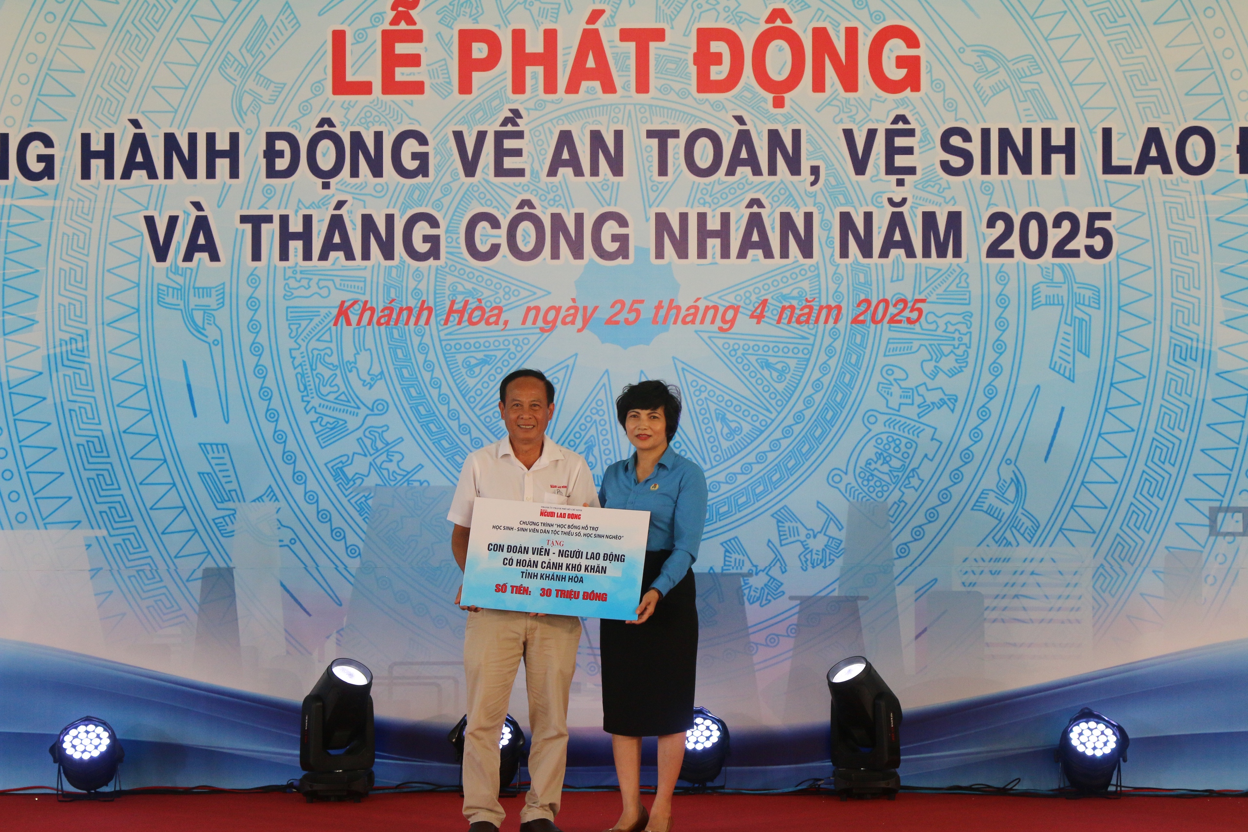 Báo Người Lao Động trao 30 suất hỗ trợ học tập tại Khánh Hoà- Ảnh 1.