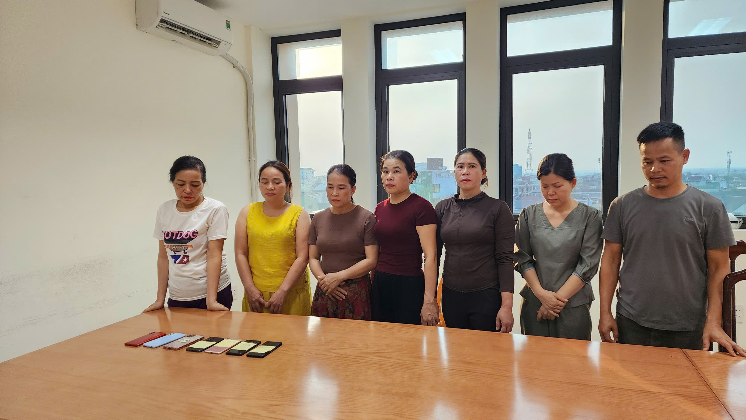 Bắt đối tượng cầm đầu đường d&acirc;y l&ocirc; đề c&ugrave;ng 5 "đại l&yacute;" cấp 1 - Ảnh 1.
