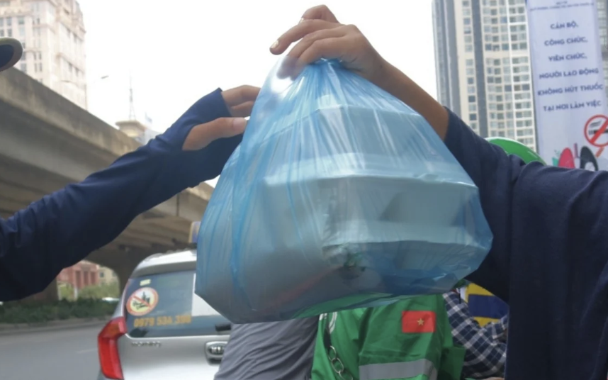 Thức ăn nóng đựng vào hộp xốp có gây độc?