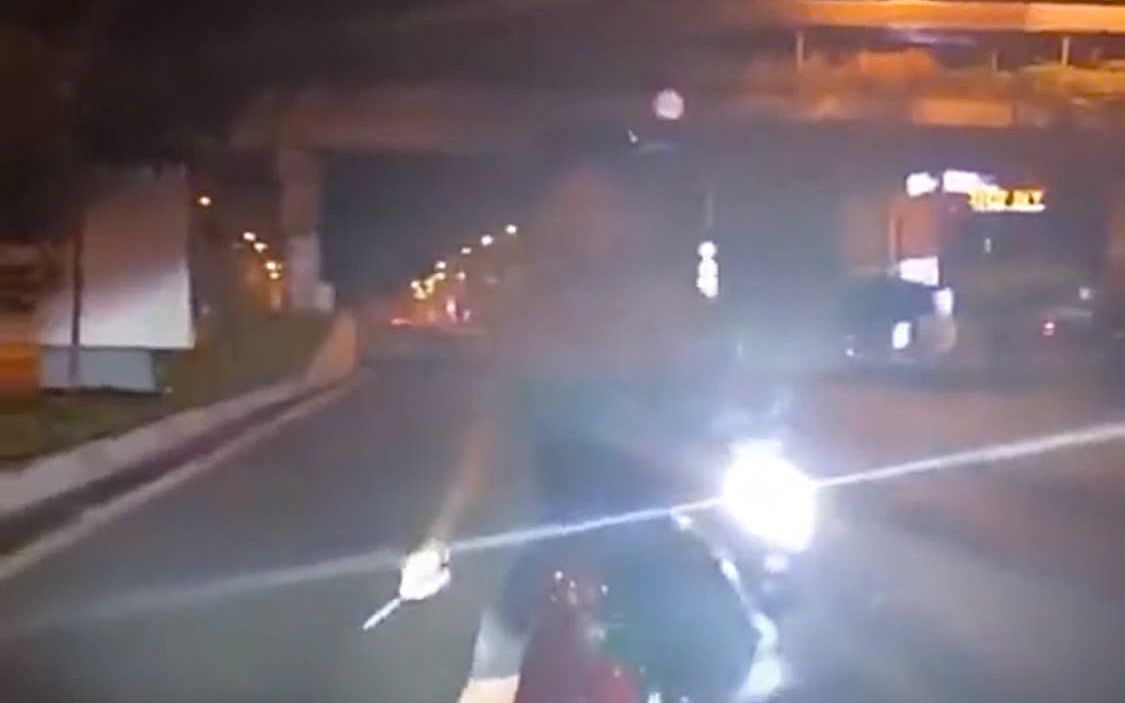 TP HCM: Xác minh clip nam thanh niên chặn ô tô, dùng hung khí đe dọa tài xế