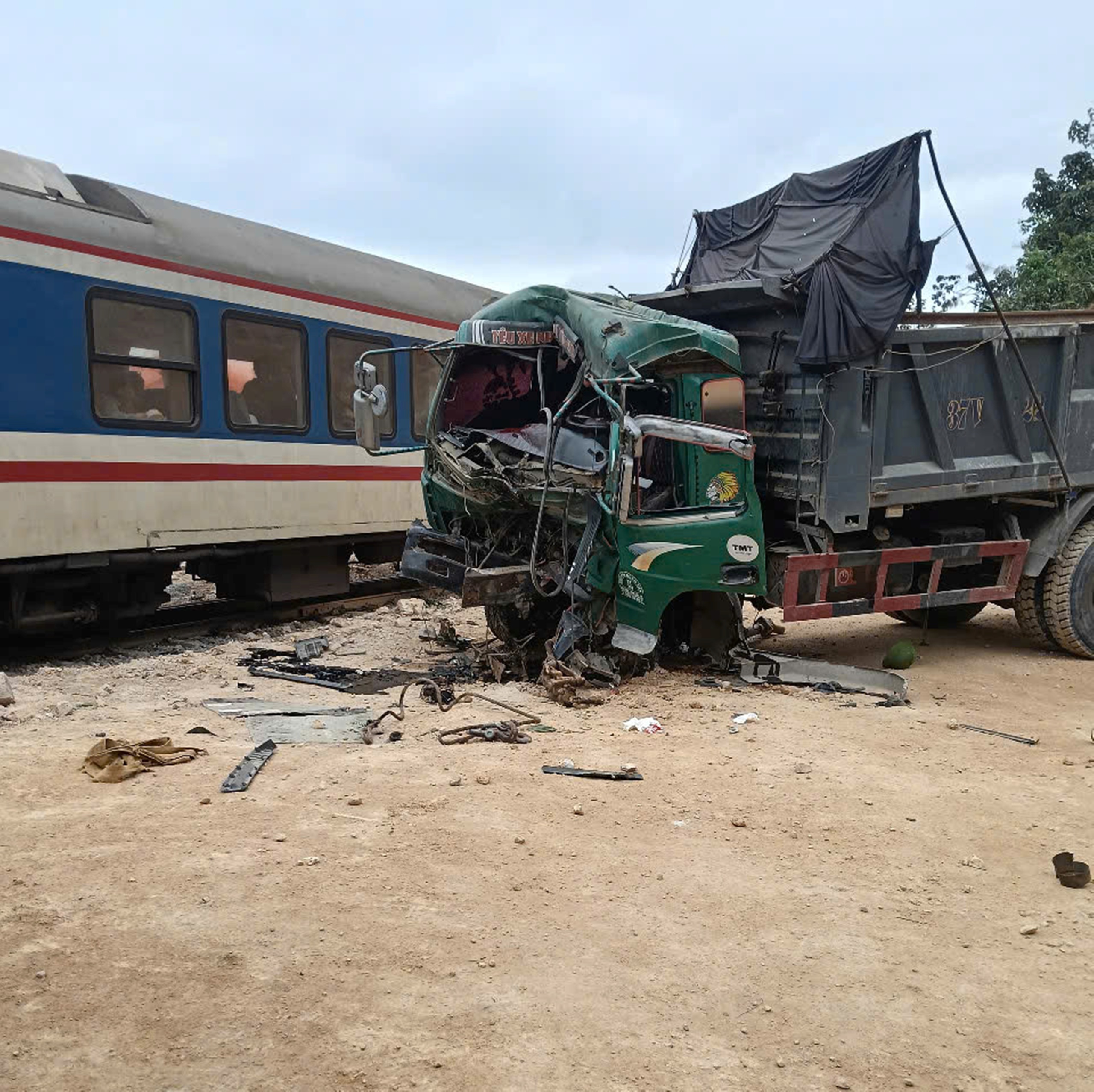 T&agrave;i xế xe tải mắc kẹt trong ca bin sau vụ tai nạn với t&agrave;u hỏa - Ảnh 1.