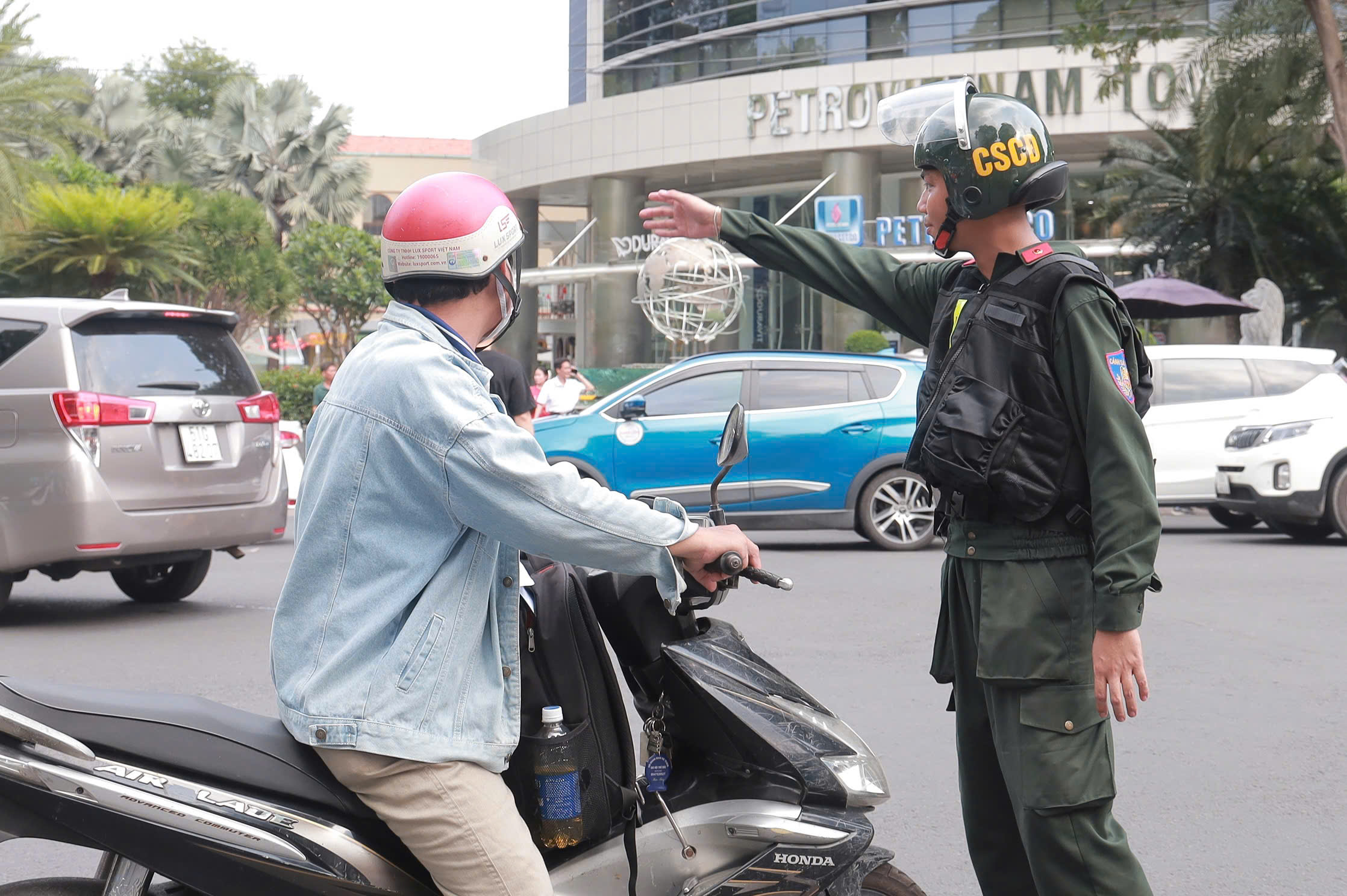 Người d&acirc;n đổ về trung t&acirc;m TP HCM trước giờ sơ duyệt diễu binh, diễu h&agrave;nh tối 25-4- Ảnh 2.