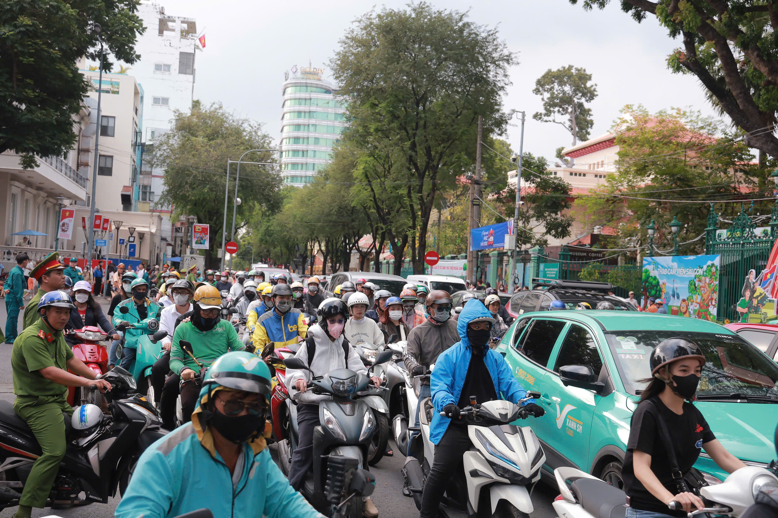 Người d&acirc;n đổ về trung t&acirc;m TP HCM trước giờ sơ duyệt diễu binh, diễu h&agrave;nh tối 25-4- Ảnh 4.