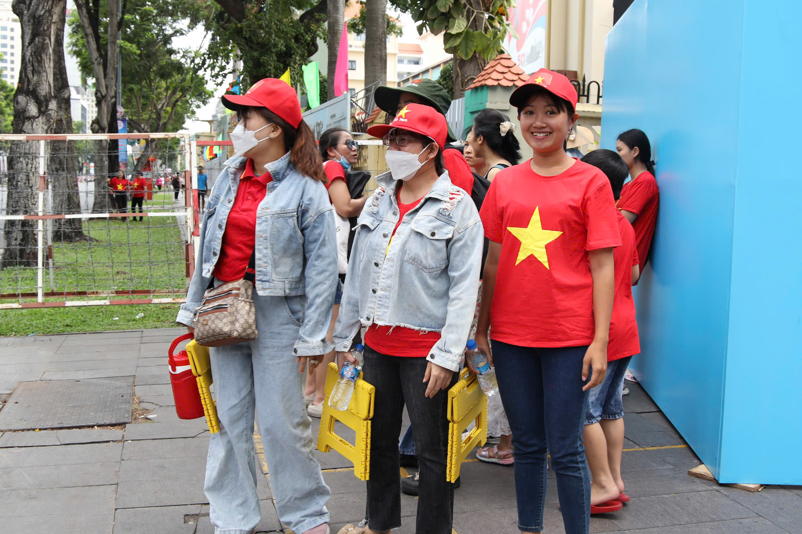 Người d&acirc;n đổ về trung t&acirc;m TP HCM trước giờ sơ duyệt diễu binh, diễu h&agrave;nh tối 25-4- Ảnh 11.