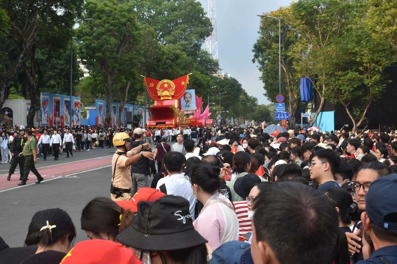 Người d&acirc;n đổ về trung t&acirc;m TP HCM trước giờ sơ duyệt diễu binh, diễu h&agrave;nh tối 25-4- Ảnh 17.