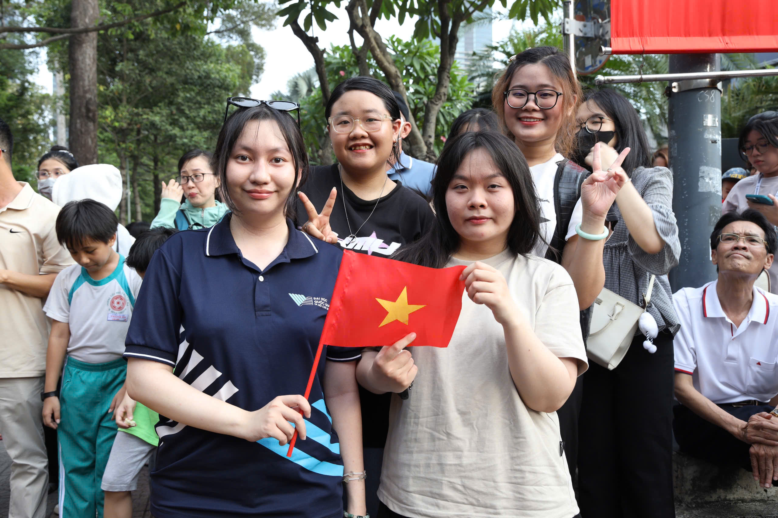 Người d&acirc;n đổ về trung t&acirc;m TP HCM trước giờ sơ duyệt diễu binh, diễu h&agrave;nh tối 25-4- Ảnh 16.