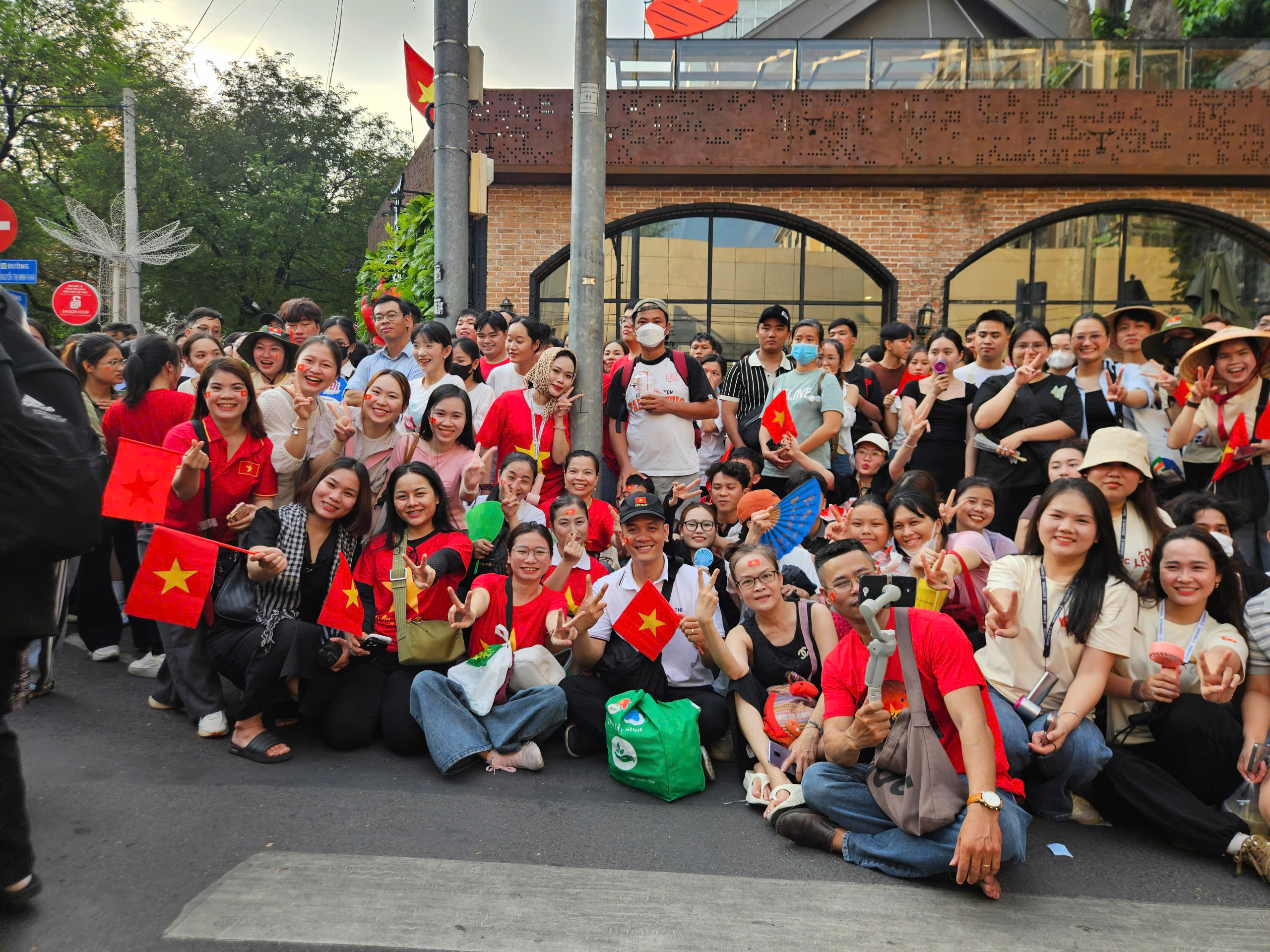 Người d&acirc;n đổ về trung t&acirc;m TP HCM trước giờ sơ duyệt diễu binh, diễu h&agrave;nh tối 25-4- Ảnh 22.
