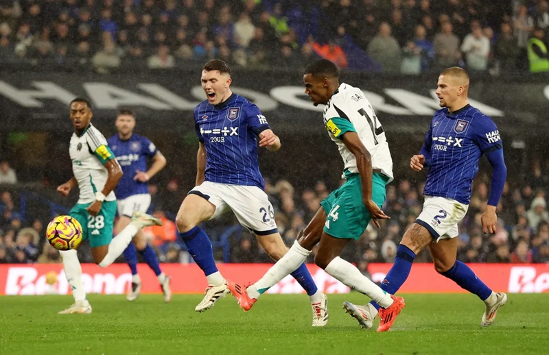 Soi tỉ số trận Newcastle - Ipswich: Khi Ch&iacute;ch ch&ograve;e chạy đua b&agrave;n thắng- Ảnh 1.