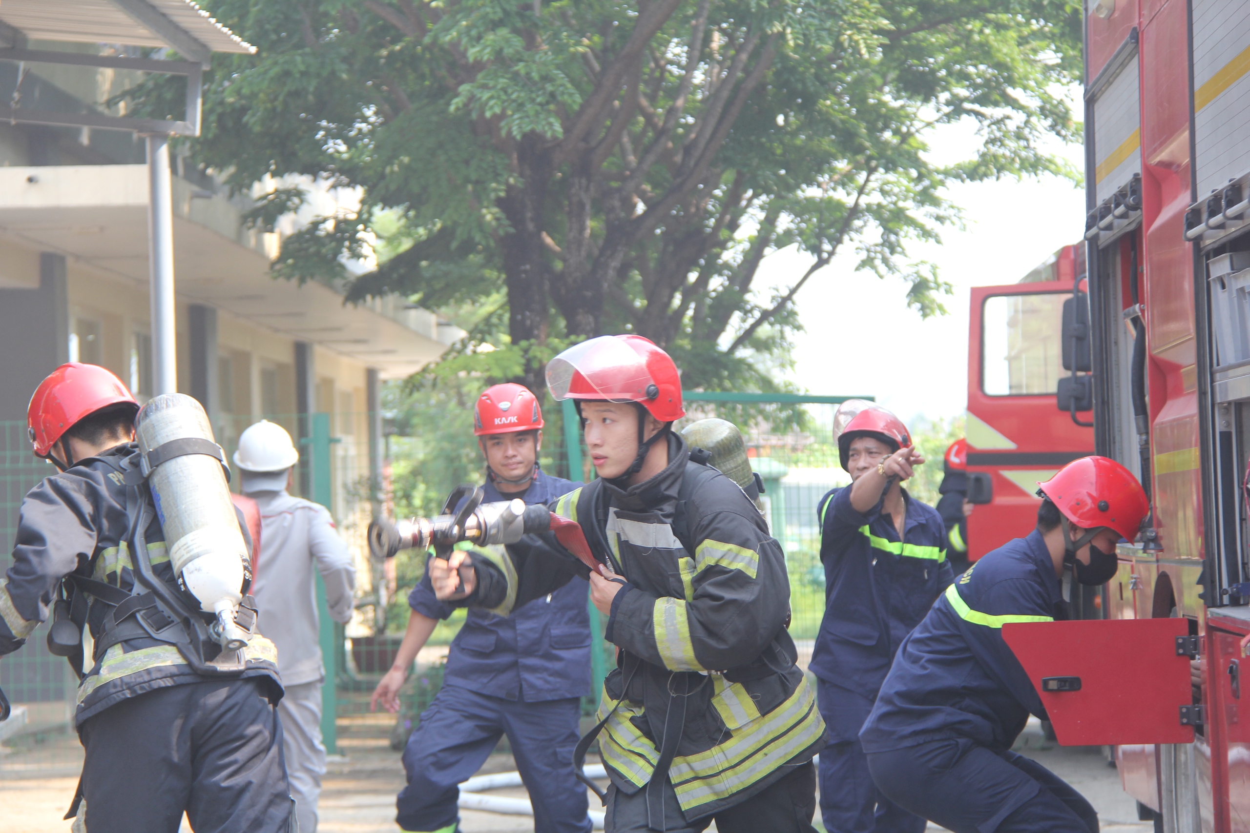 Cảnh sát đu dây, cứu nạn du khách mắc kẹt trên tàu lượn siêu tốc- Ảnh 9.