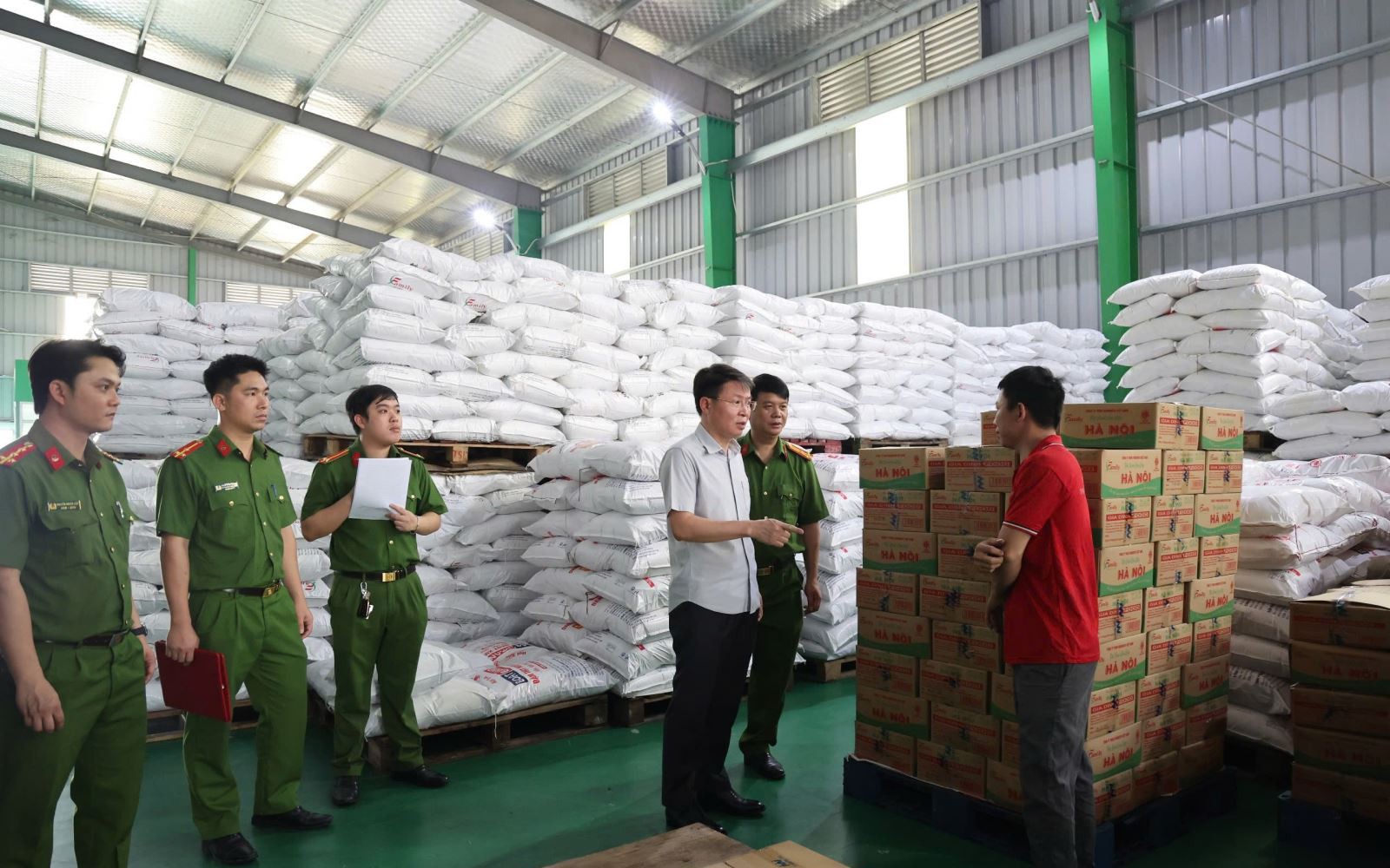 Hơn 600 tấn dầu ăn, bột canh, hạt nêm giả tiêu thụ cho người lao động