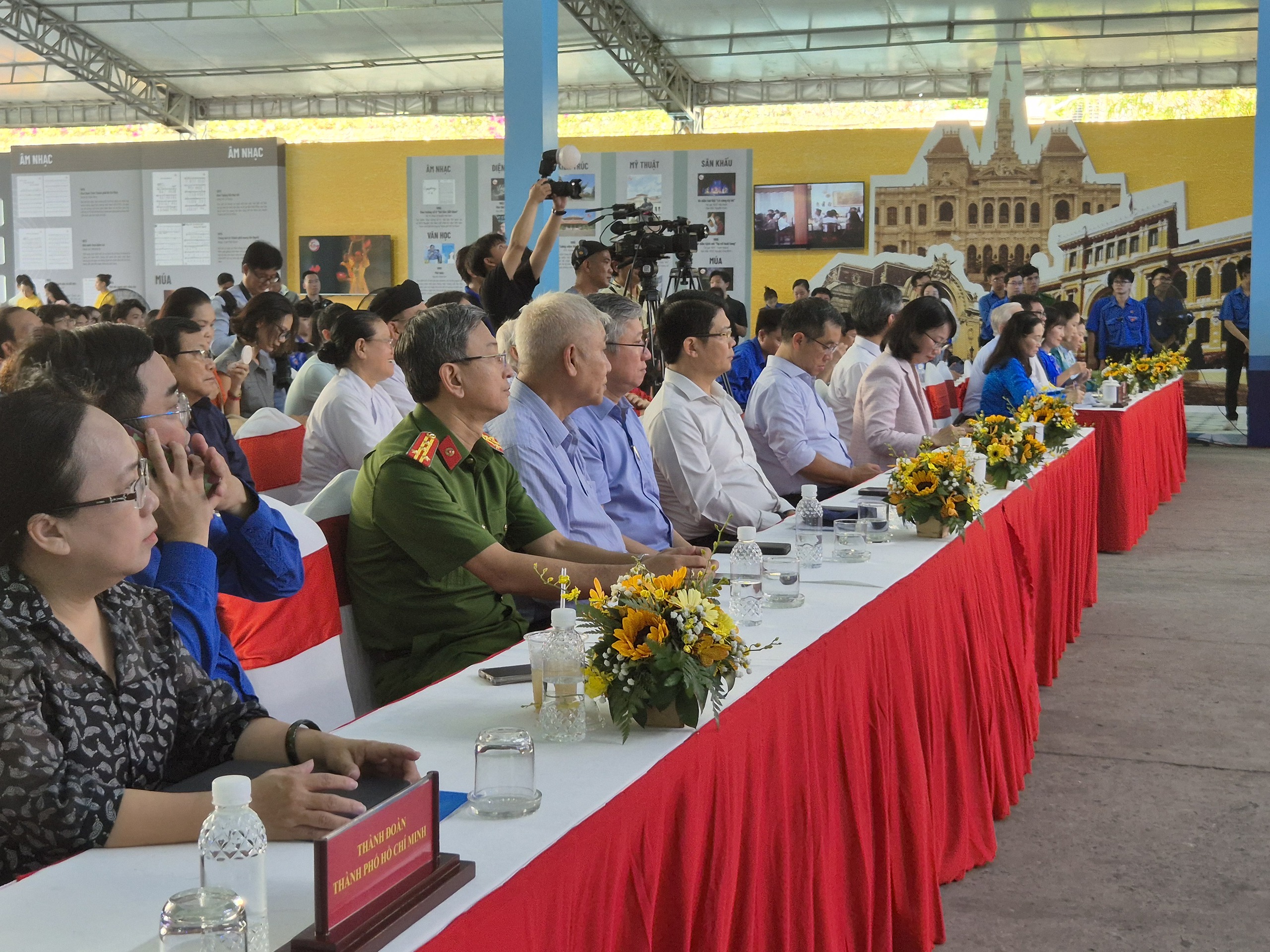 TP HCM: Khai mạc triển lãm 50 tác phẩm văn học - nghệ thuật, công trình, sự kiện tiêu biểu- Ảnh 1.