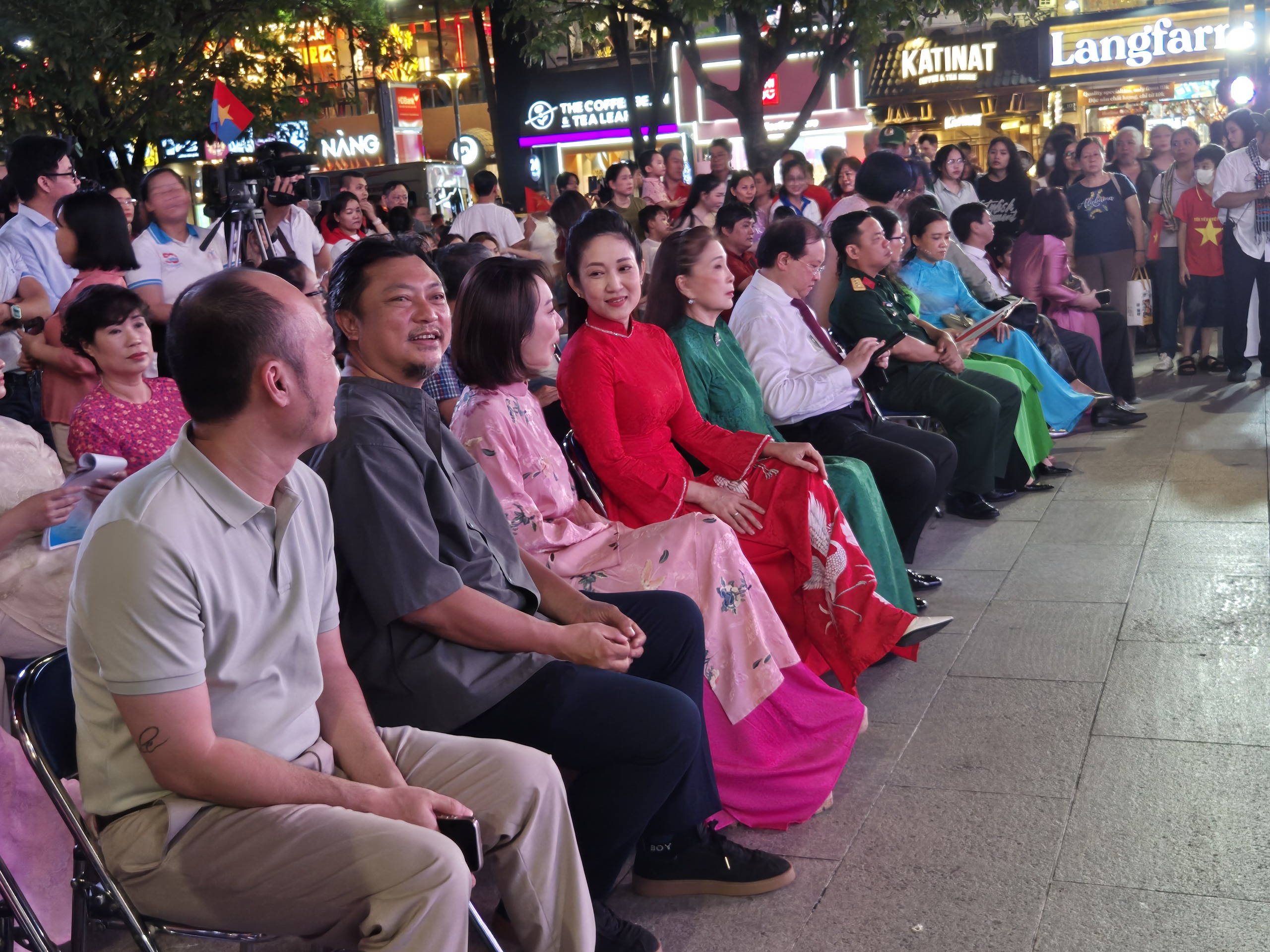 NSND Xuân Bắc, Thu Trang… hội ngộ tại triển lãm về điện ảnh - Ảnh 2.