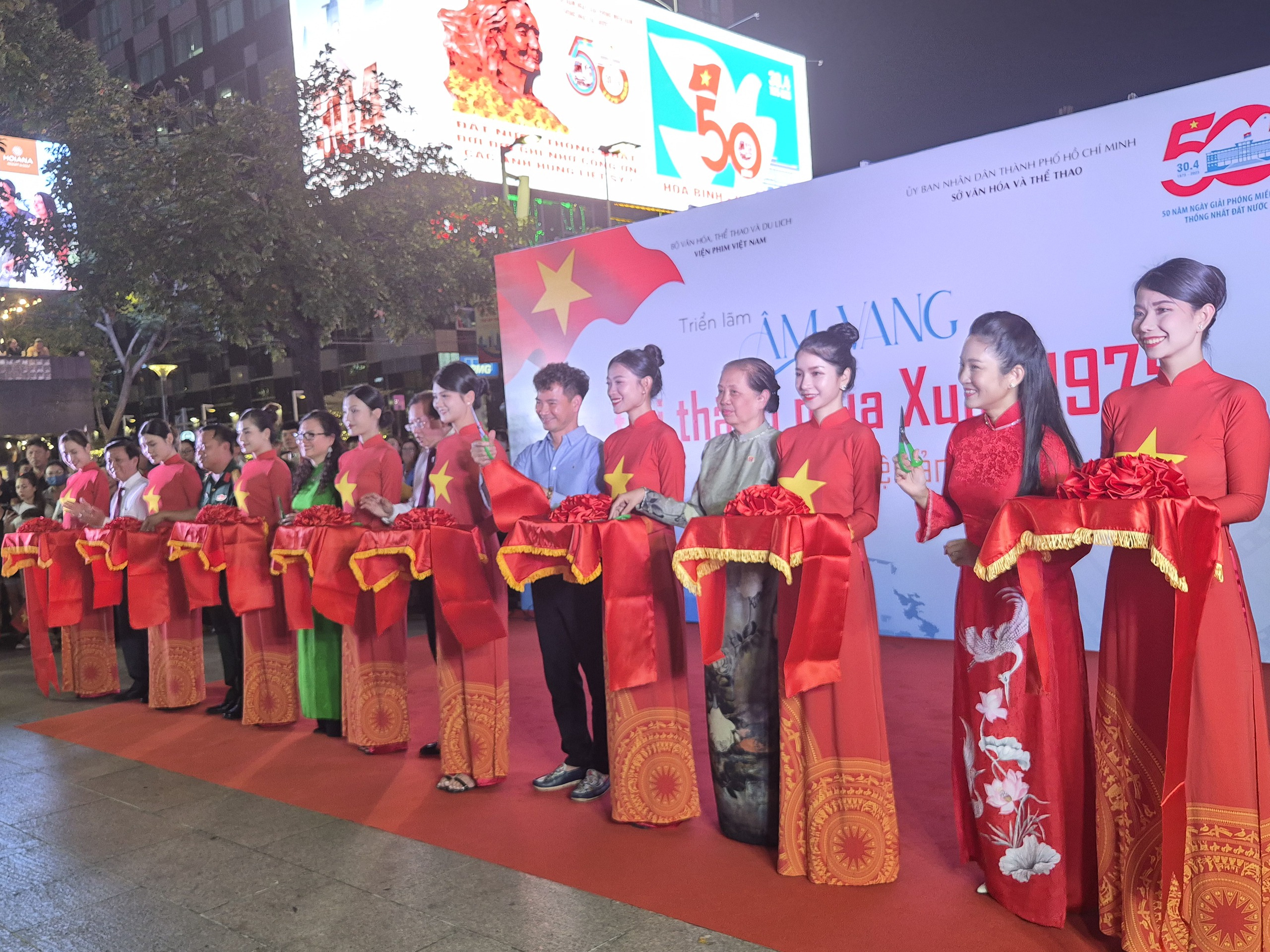 NSND Xuân Bắc, Thu Trang… hội ngộ tại triển lãm về điện ảnh - Ảnh 6.