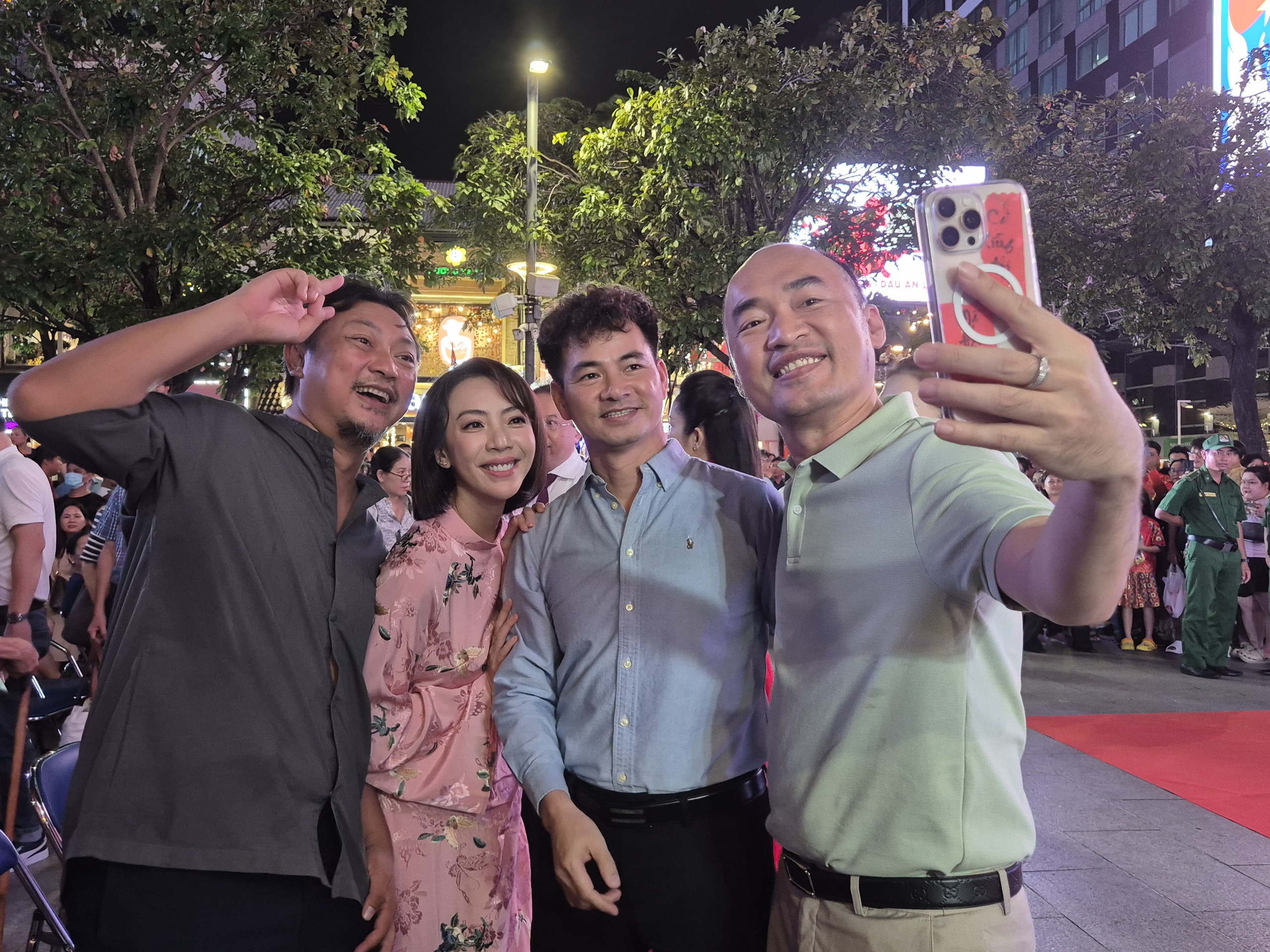 NSND Xuân Bắc, Thu Trang… hội ngộ tại triển lãm về điện ảnh - Ảnh 9.