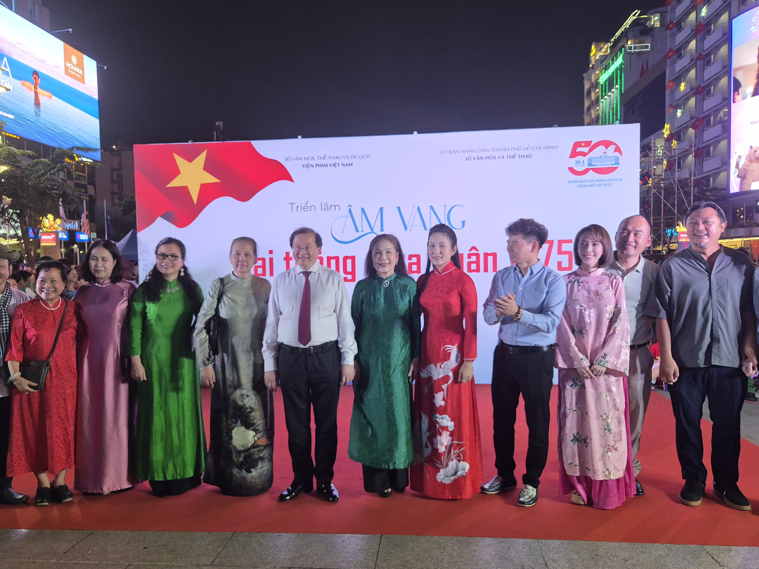 NSND Xuân Bắc, Thu Trang… hội ngộ tại triển lãm về điện ảnh - Ảnh 7.