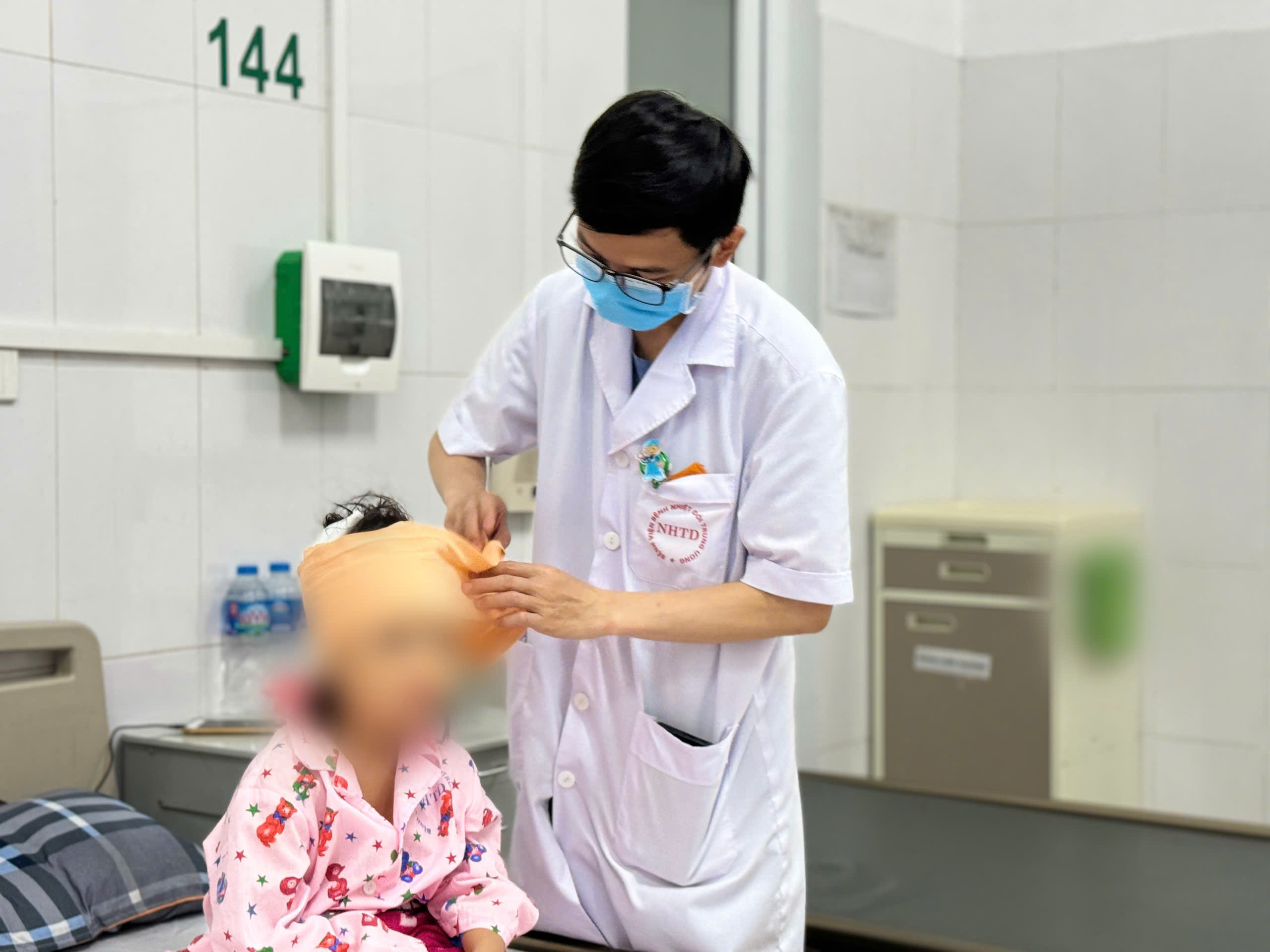 Bị ch&oacute; nh&agrave; hơn 20 kg cắn v&agrave;o v&ugrave;ng đầu, b&eacute; g&aacute;i 5 tuổi phải kh&acirc;u 10 mũi- Ảnh 1.