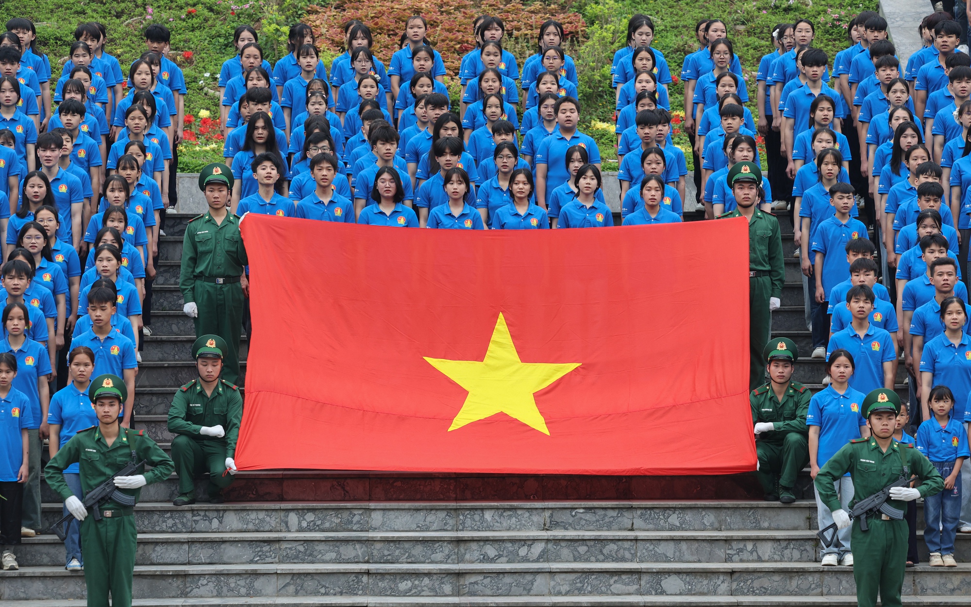 Xác lập Kỷ lục Việt Nam: 500 học sinh chào cờ tại Cột mốc Km0 - Đường Hồ Chí Minh