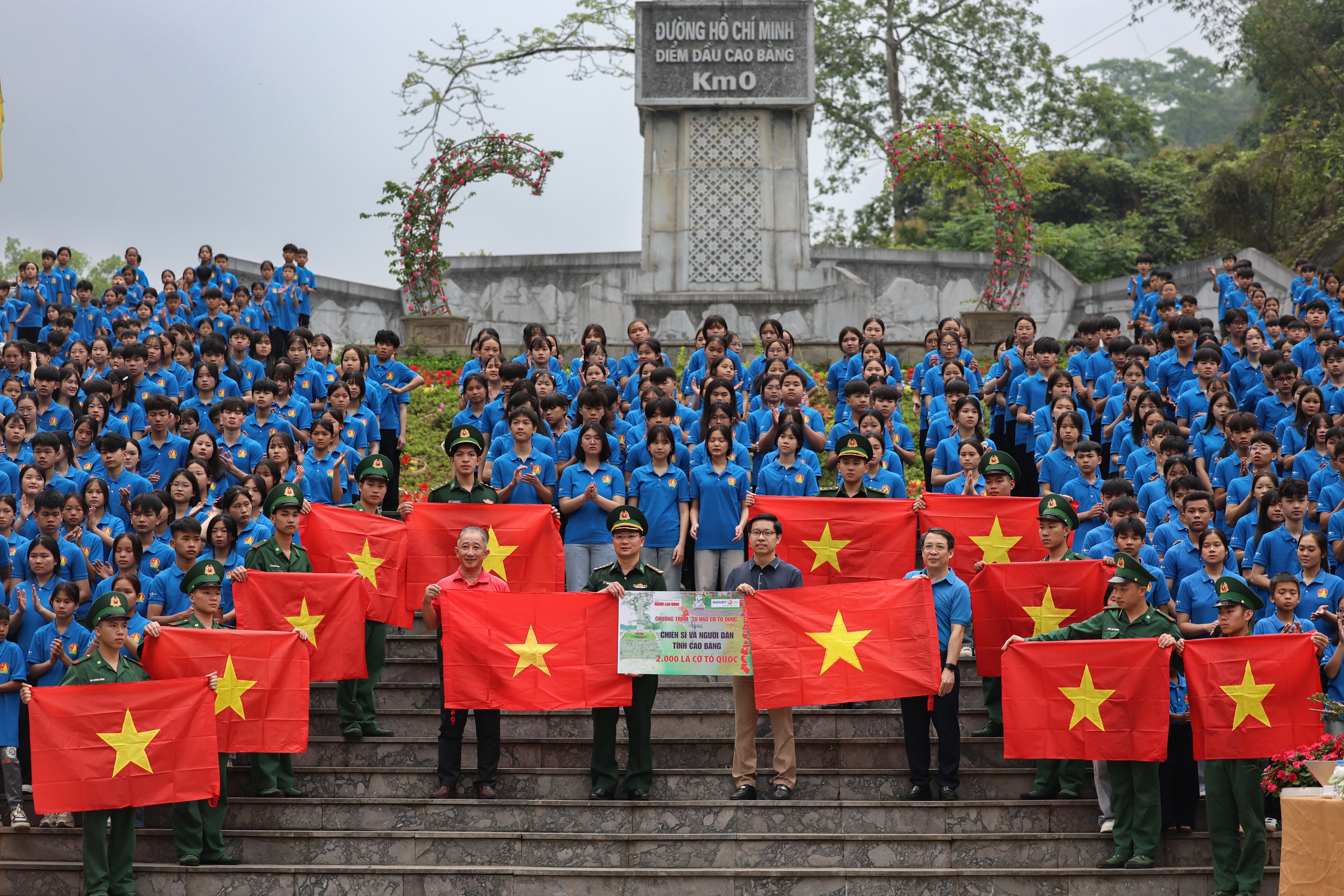 Xác lập Kỷ lục Việt Nam: 500 học sinh chào cờ tại Cột mốc Km0 - Đường Hồ Chí Minh- Ảnh 4.