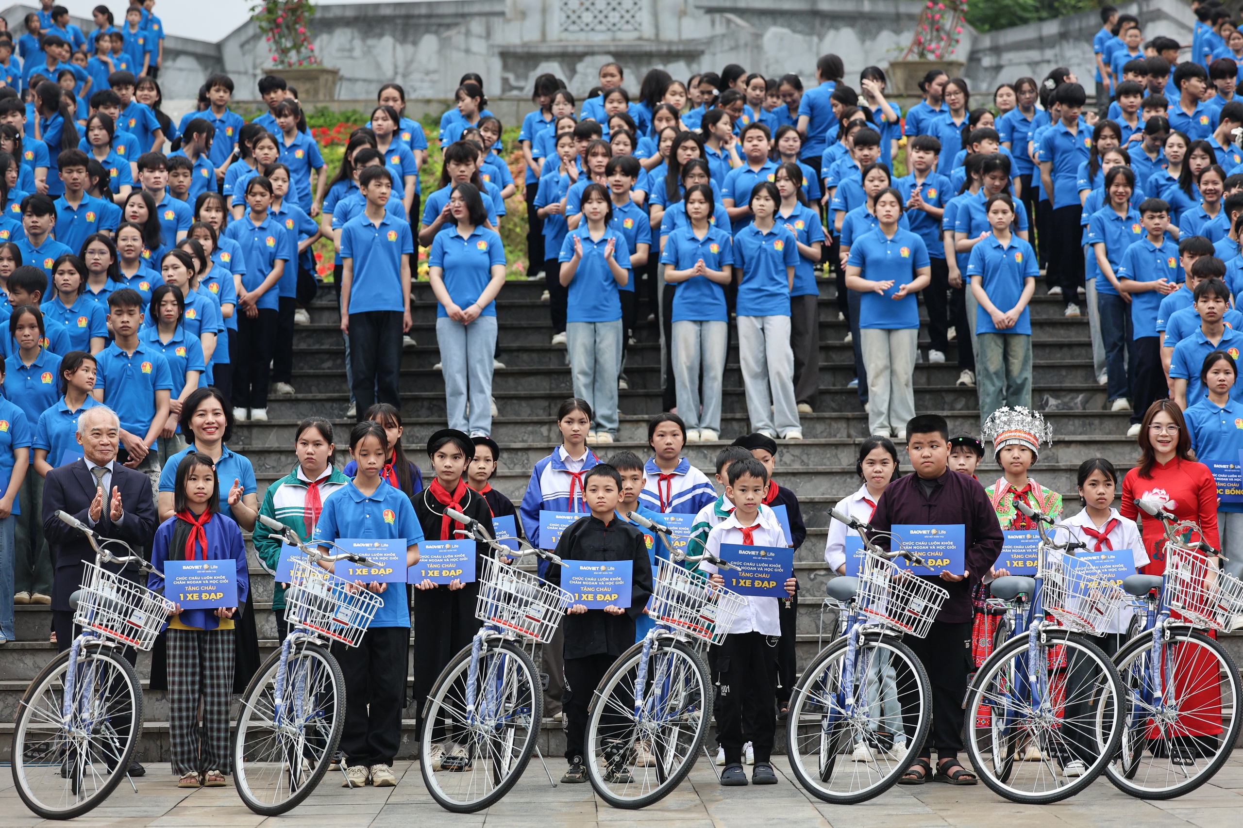 Xác lập Kỷ lục Việt Nam: 500 học sinh chào cờ tại Cột mốc Km0 - Đường Hồ Chí Minh- Ảnh 9.