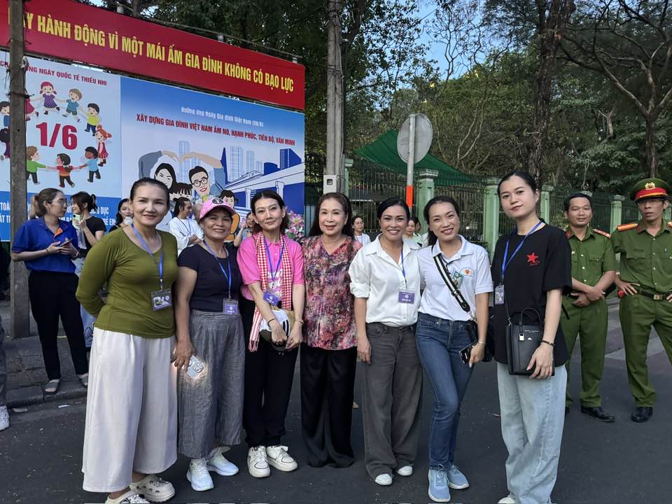 Văn nghệ sĩ TP HCM phấn khởi tham gia diễu hành chào mừng 50 năm thống nhất đất nước - Ảnh 3.