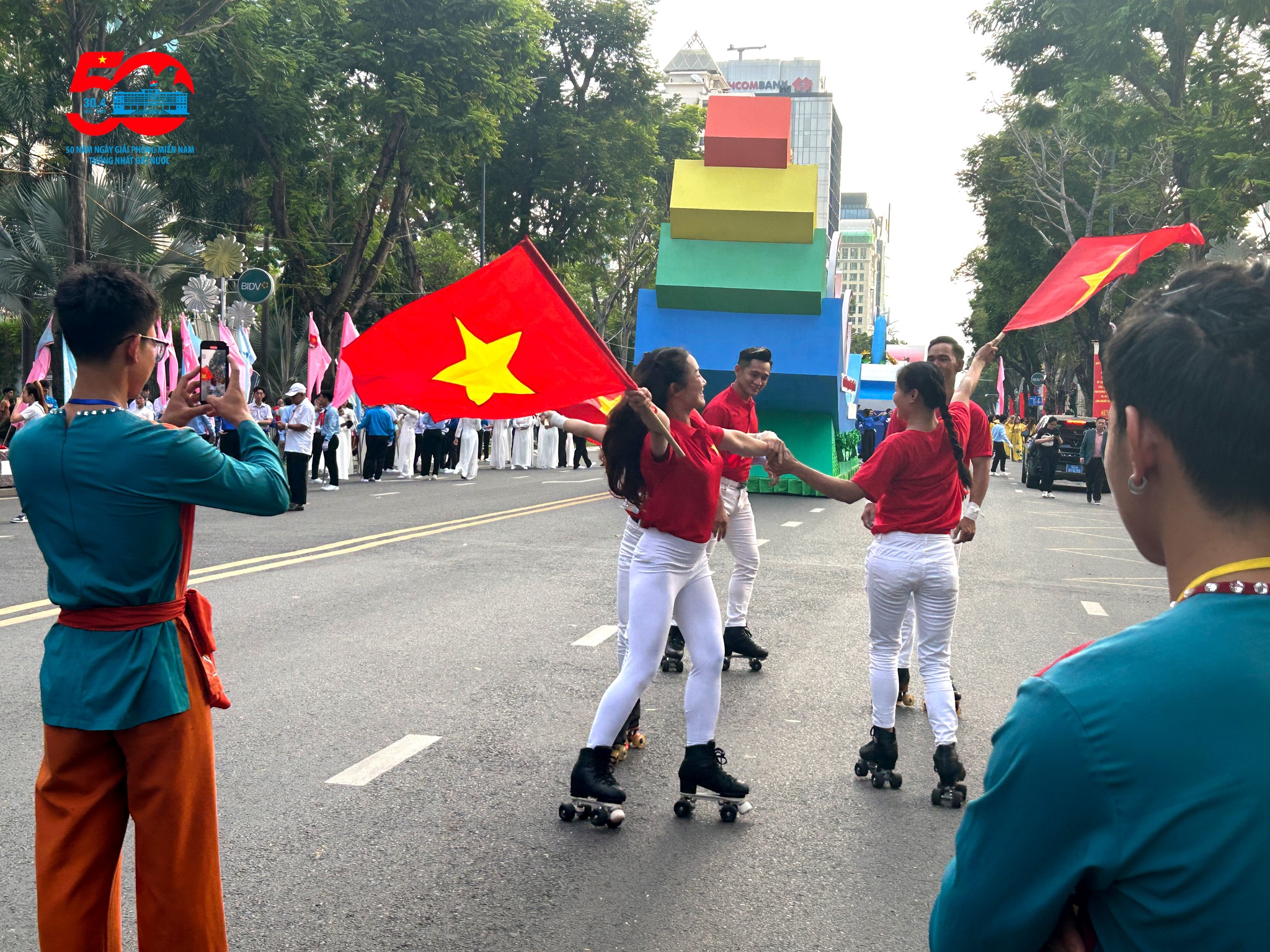 Văn nghệ sĩ TP HCM phấn khởi tham gia diễu hành chào mừng 50 năm thống nhất đất nước - Ảnh 4.