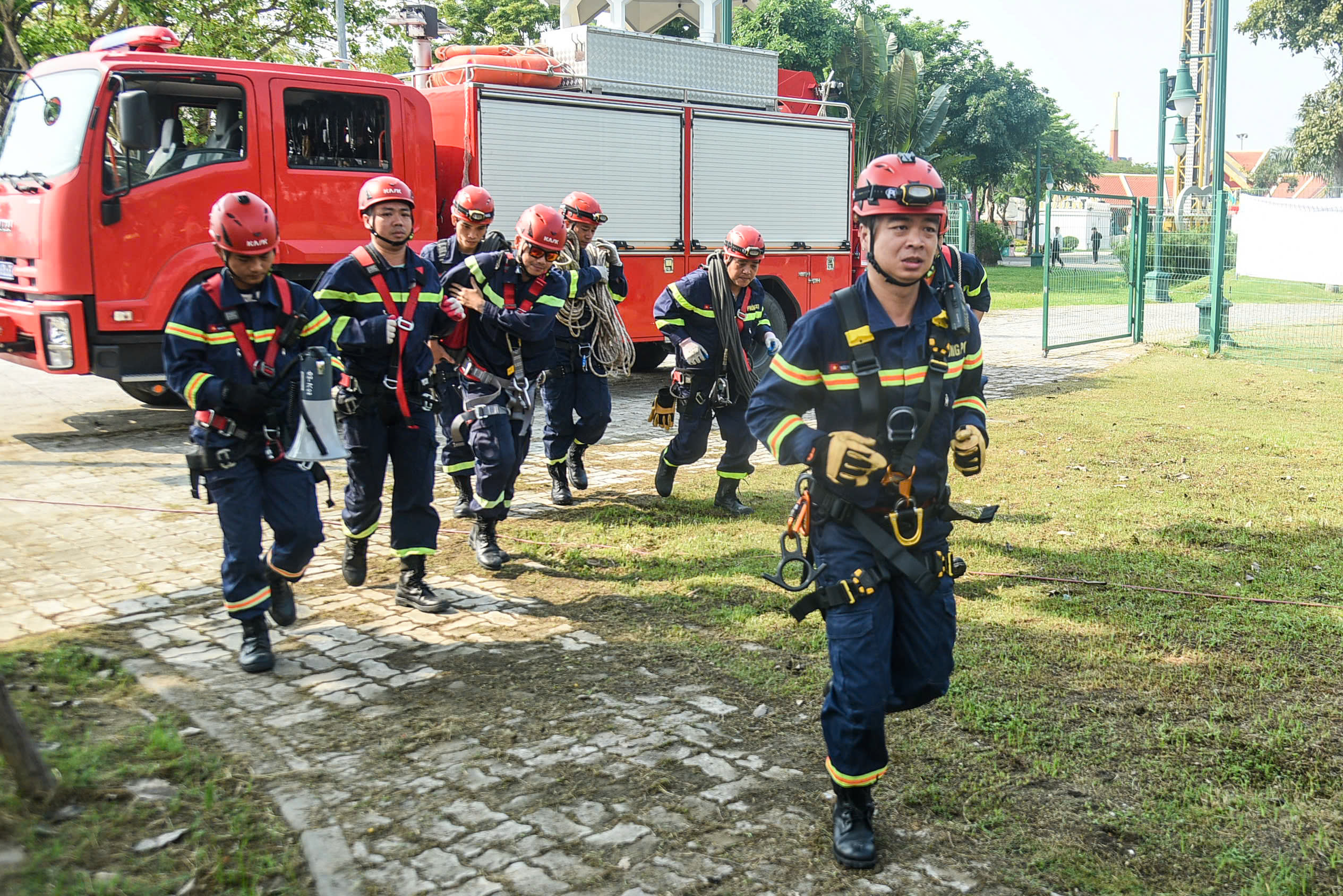 Cảnh sát đu dây, cứu nạn du khách mắc kẹt trên tàu lượn siêu tốc- Ảnh 3.