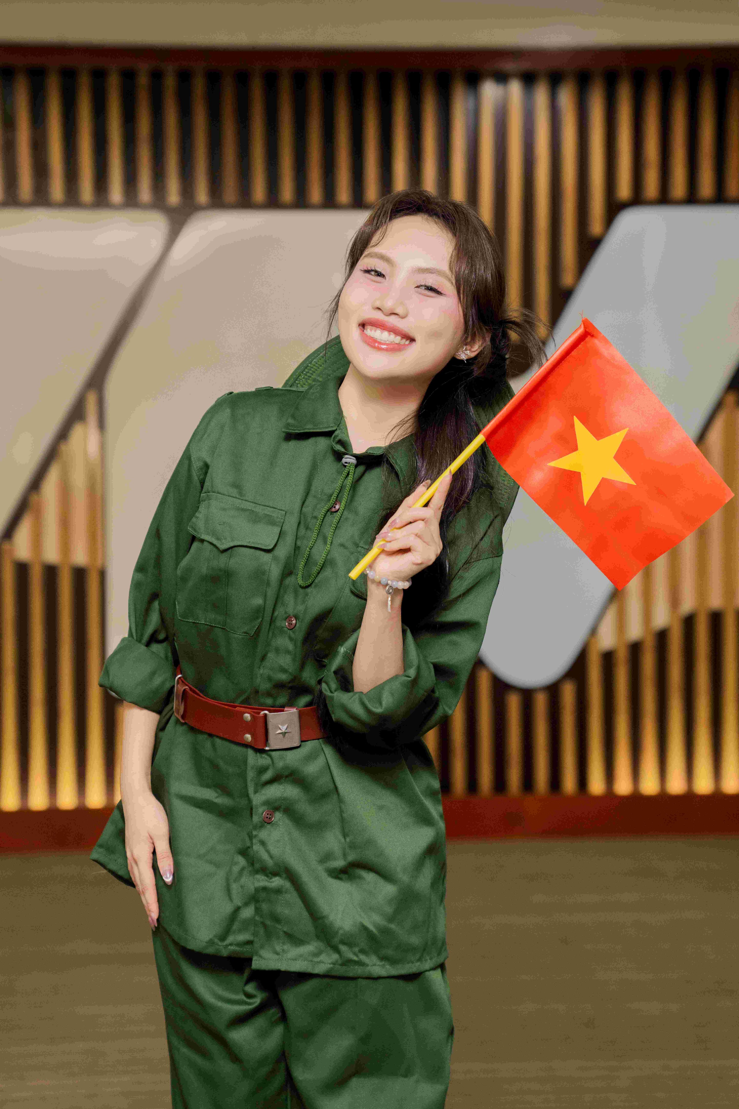 Phương Mỹ Chi hát Mùa xuân trên TP HCM gây bão
- Ảnh 1.