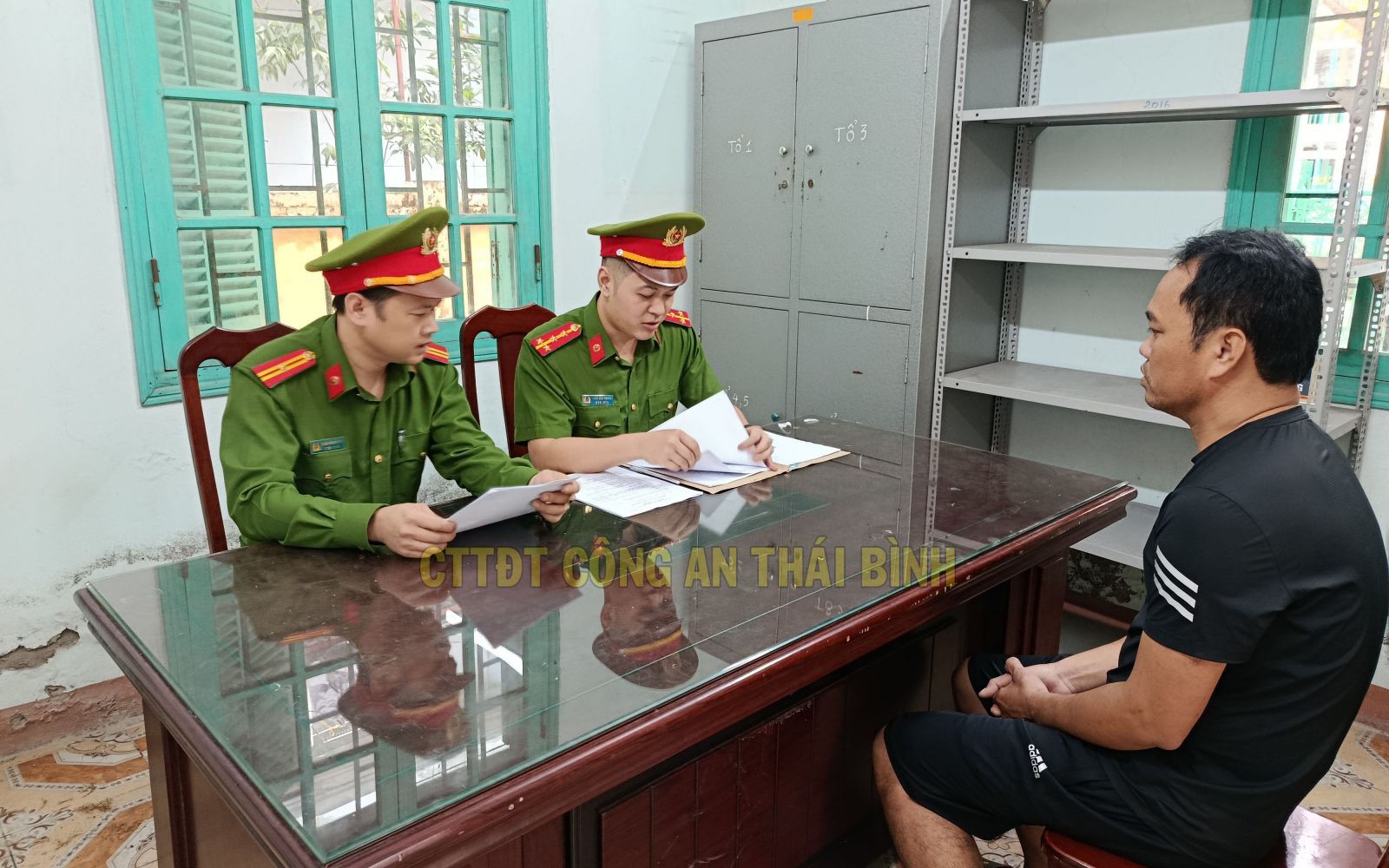 Khởi tố 6 người khai thác cát trái phép trên sông Hồng