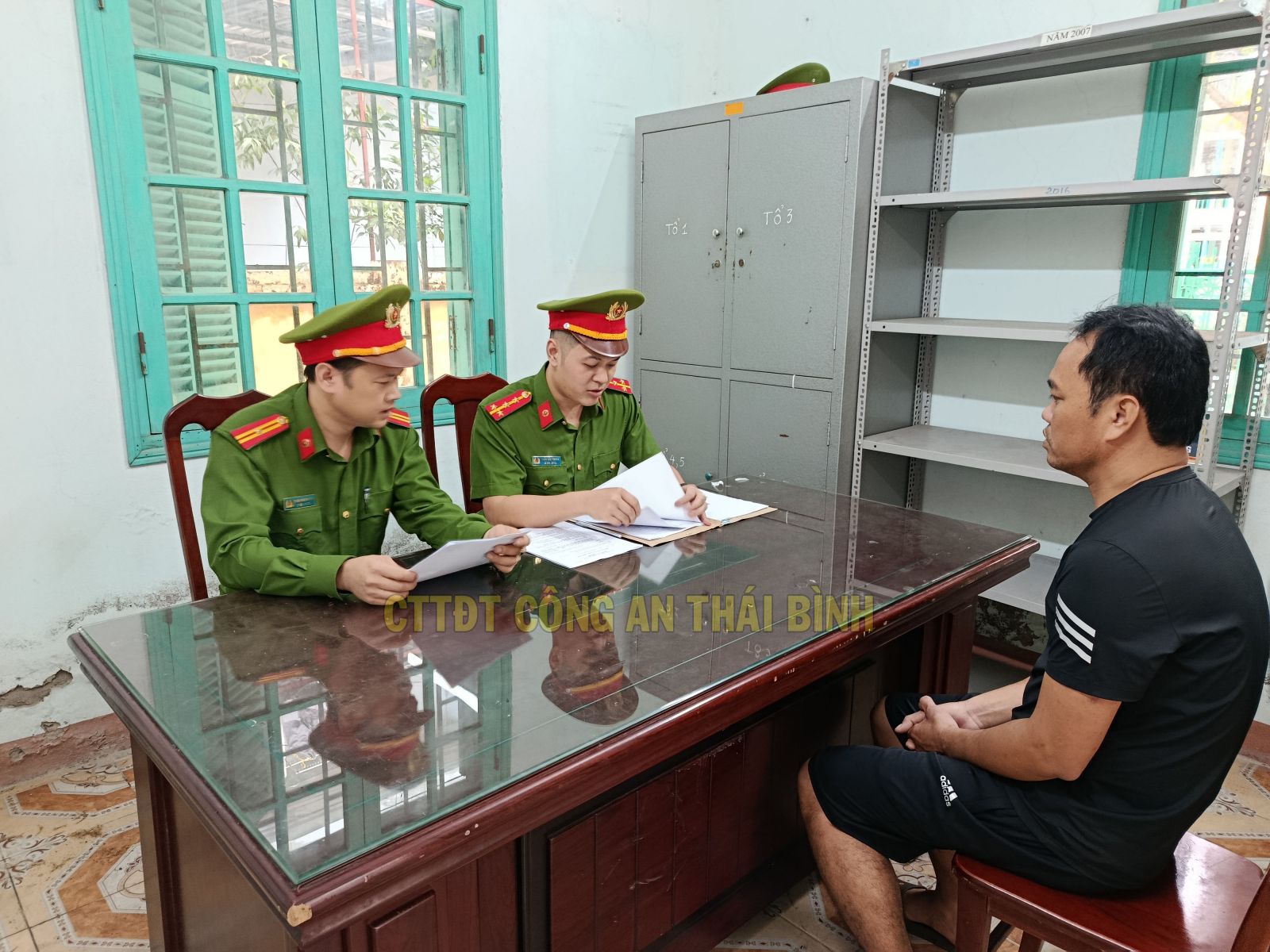 Khởi tố 6 người khai th&aacute;c c&aacute;t tr&aacute;i ph&eacute;p tr&ecirc;n s&ocirc;ng Hồng- Ảnh 1.