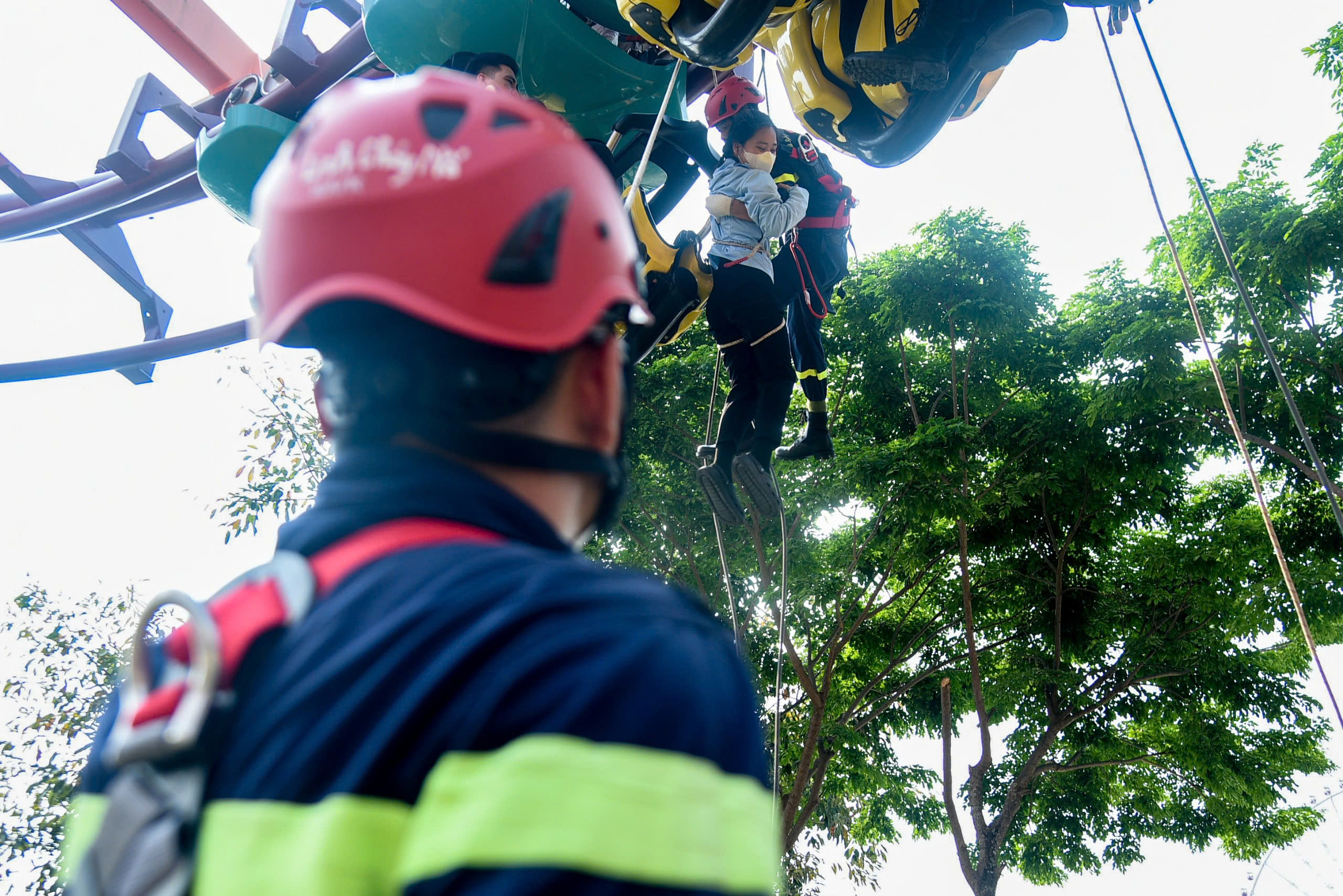 Cảnh sát đu dây, cứu nạn du khách mắc kẹt trên tàu lượn siêu tốc- Ảnh 7.